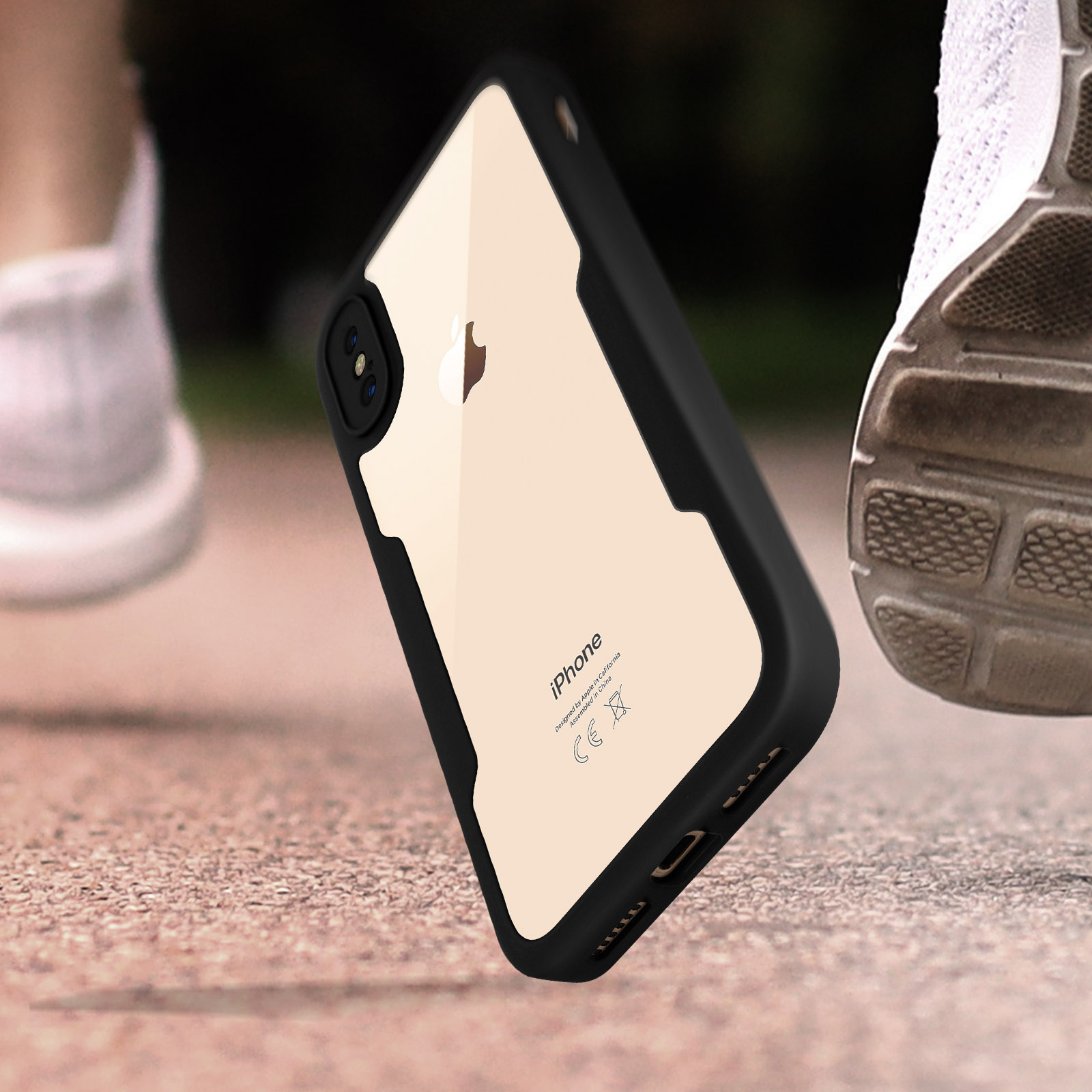 iPhone in una custodia nera con retro trasparente. Gambe e piede di un corridore sullo sfondo sul terreno.