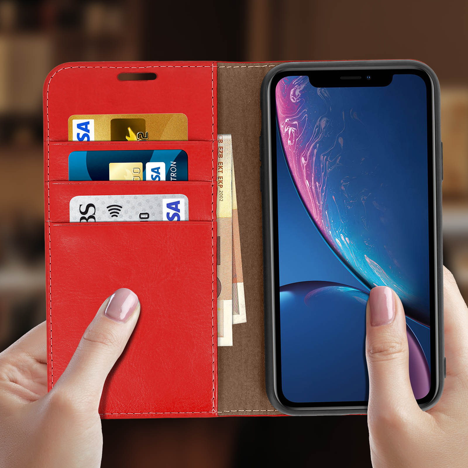 Custodia rossa aperta, rivelando un telefono con schermo blu e carte/contanti all'interno.