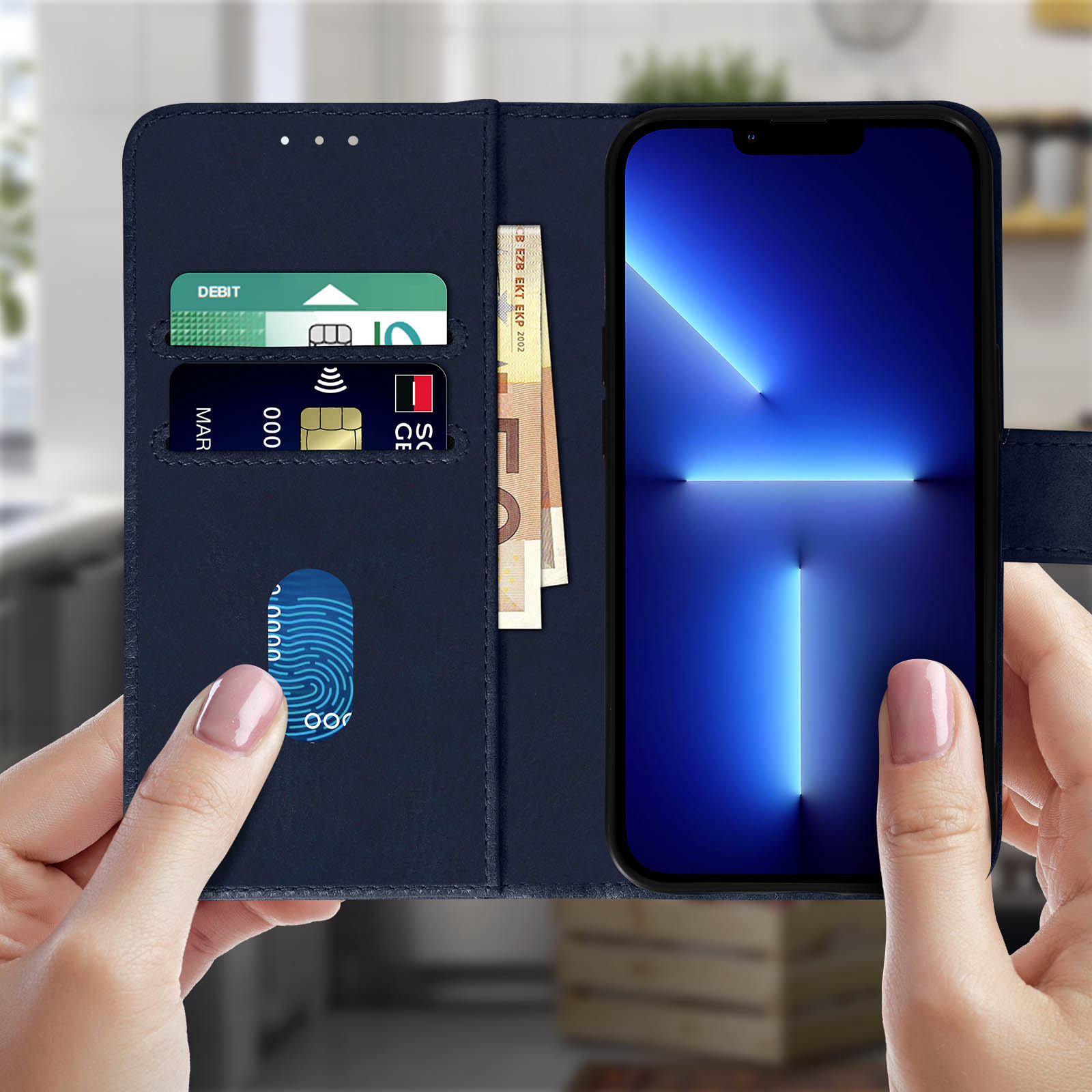 Mani che tengono una custodia blu con carte e telefono.