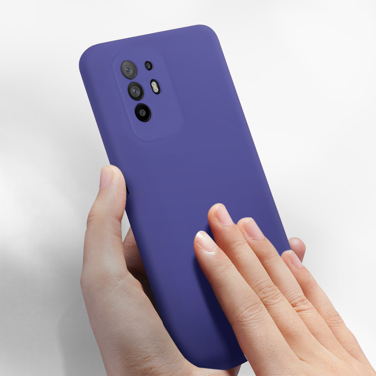 Una custodia per telefono viola tenuta da una mano. La custodia ha un ritaglio per la fotocamera. Sfondo bianco.