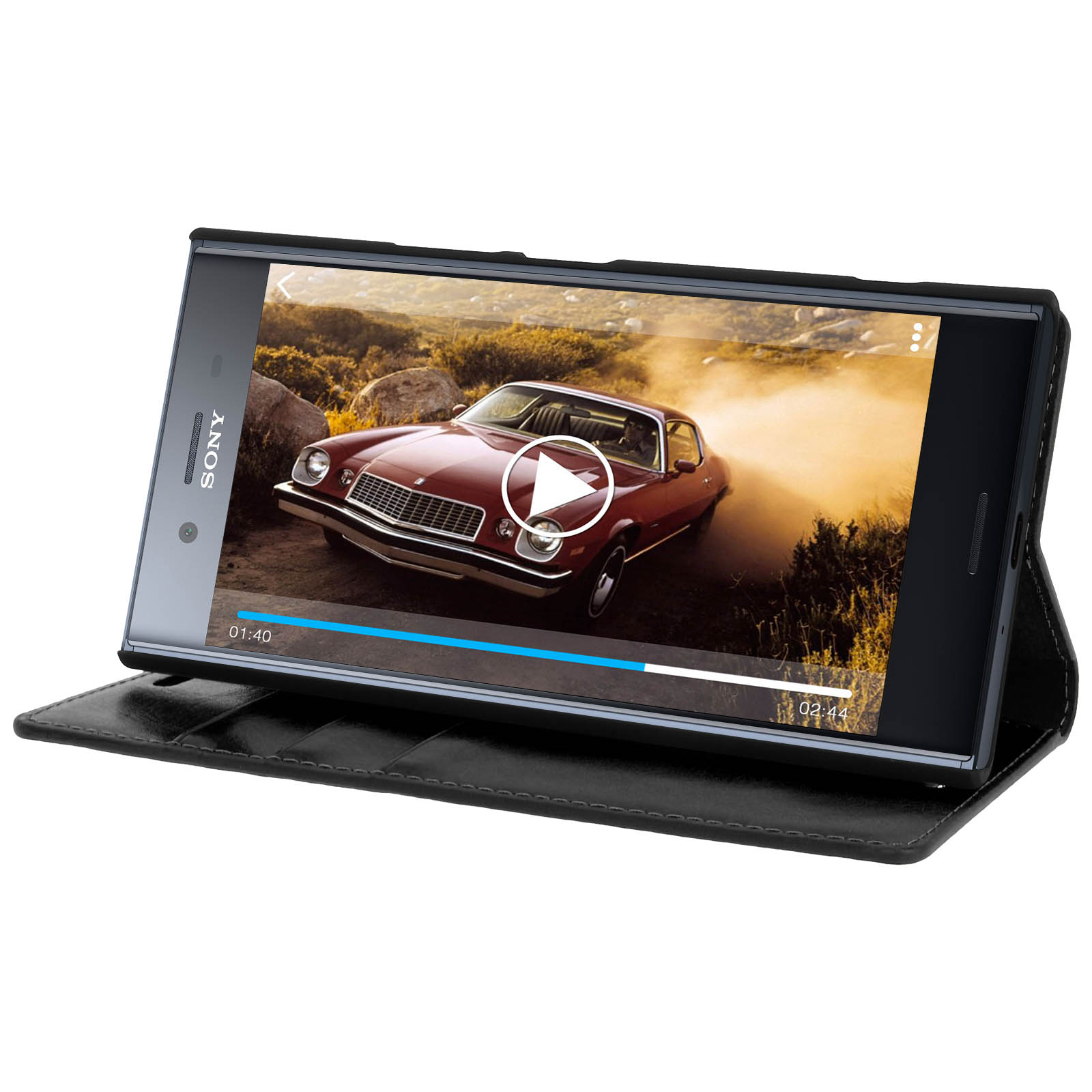 Tablet che mostra un video di inseguimento in auto. Tablet in custodia nera. Sfondo interno scuro.