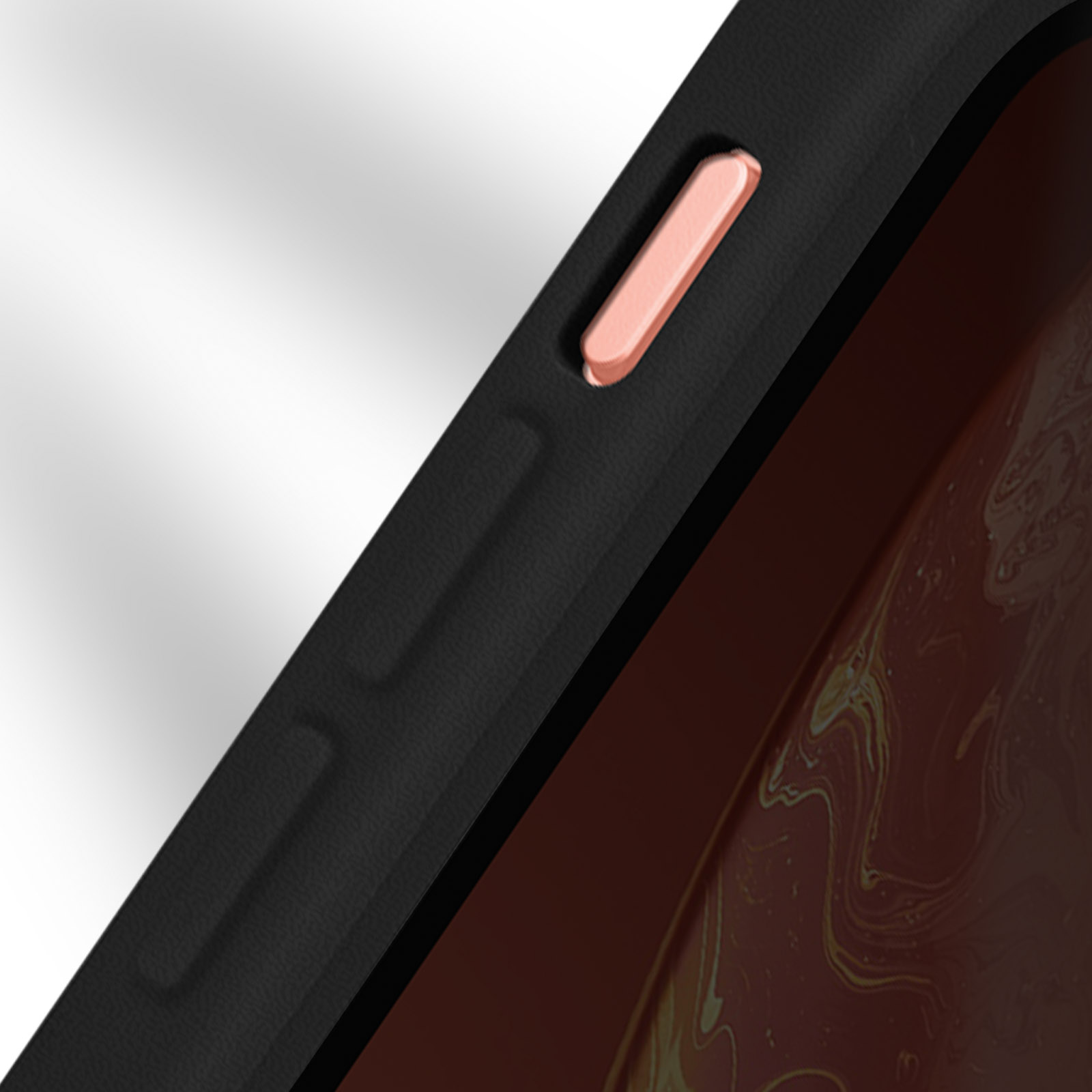 Primo piano del lato di un telefono con custodia nera e pulsante oro rosa. La custodia copre parzialmente il telefono.