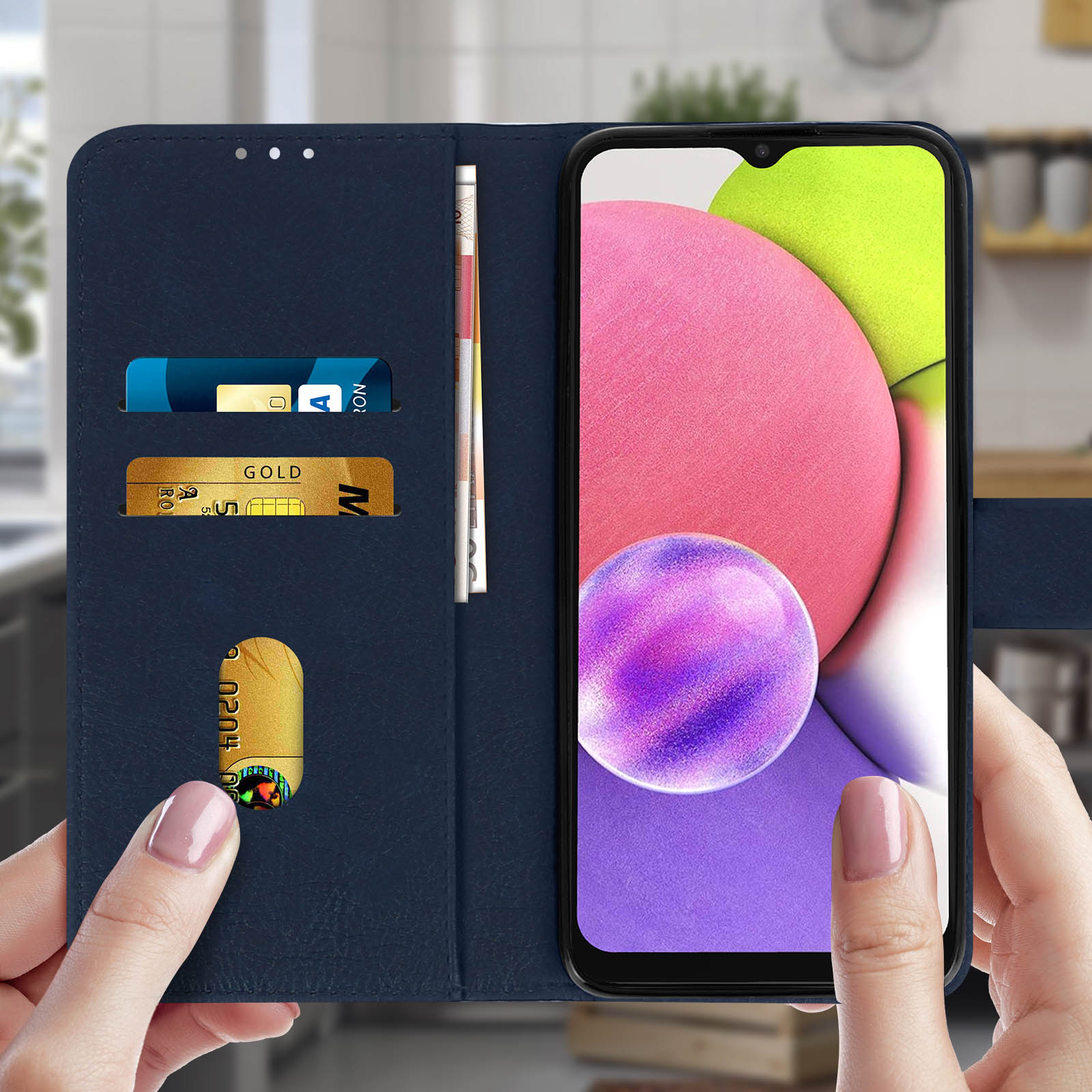 Una custodia blu per telefono aperta, che mostra carte di credito e un telefono con uno schermo rosa e verde.