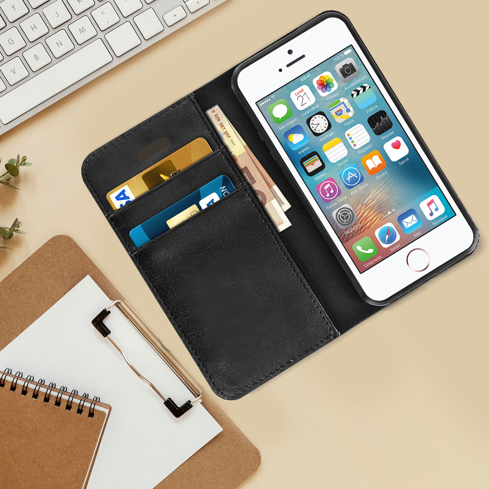 Telefono in una custodia nera con carte e denaro.