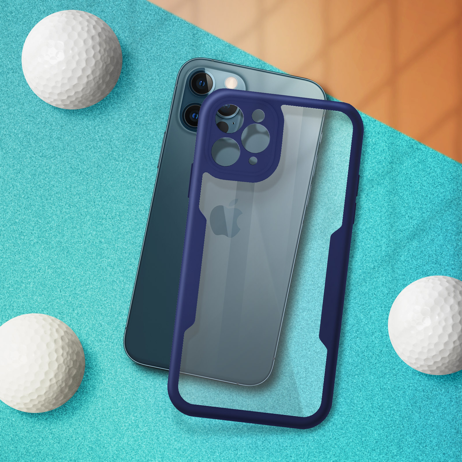 Telefono e custodia, palline da golf su superficie turchese. iPhone con custodia blu vicino alle palline.
