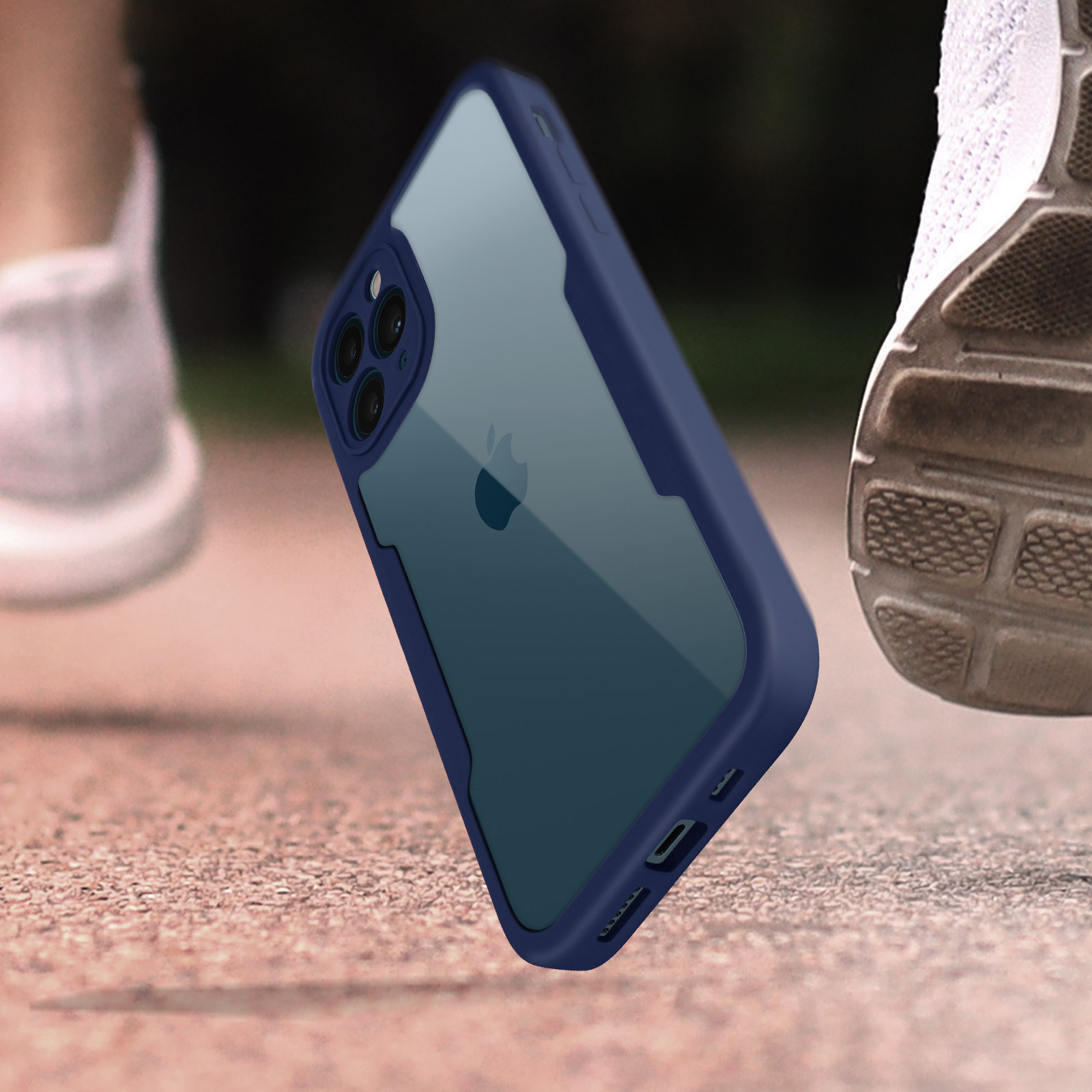 Custodia blu su sfondo sfocato. Persona che corre con scarpa bianca visibile.