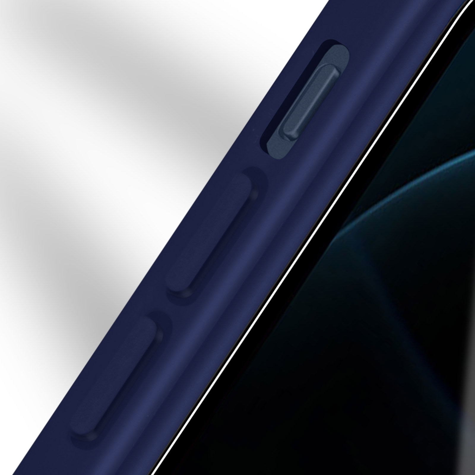 Gros plan d'une coque de téléphone bleue avec des boutons latéraux. Fond blanc.