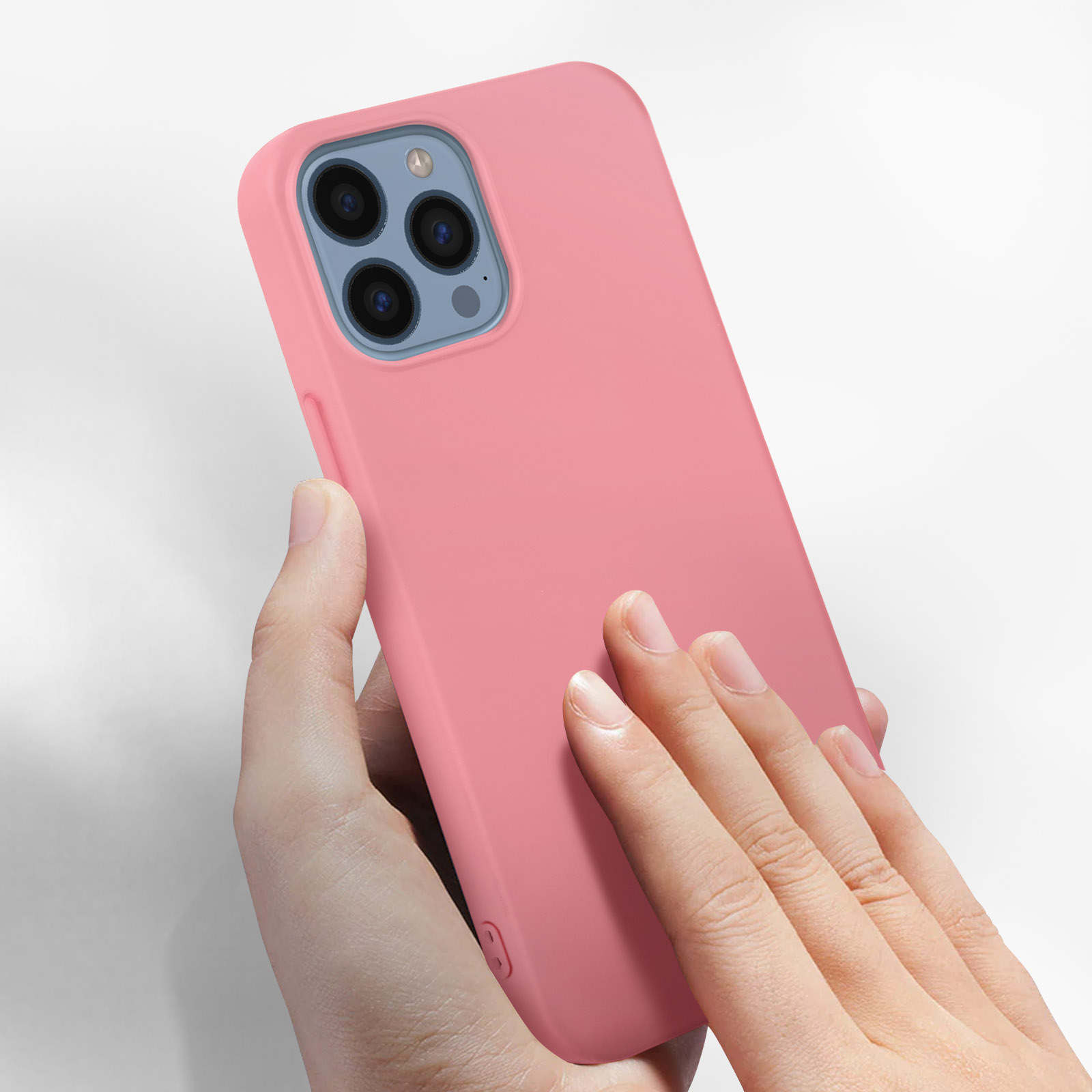 Handen die een roze telefoon met hoes vasthouden.