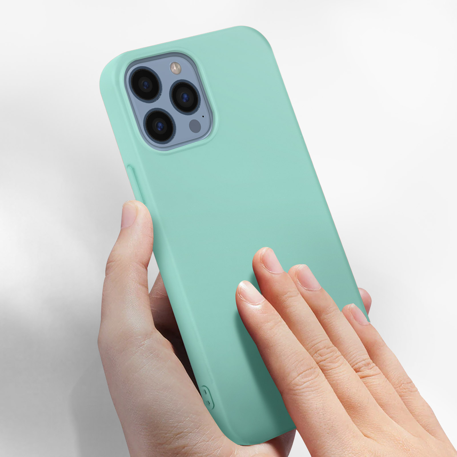 Hand die een mintgroene telefoonhoes vasthoudt. De telefoon heeft meerdere lenzen.