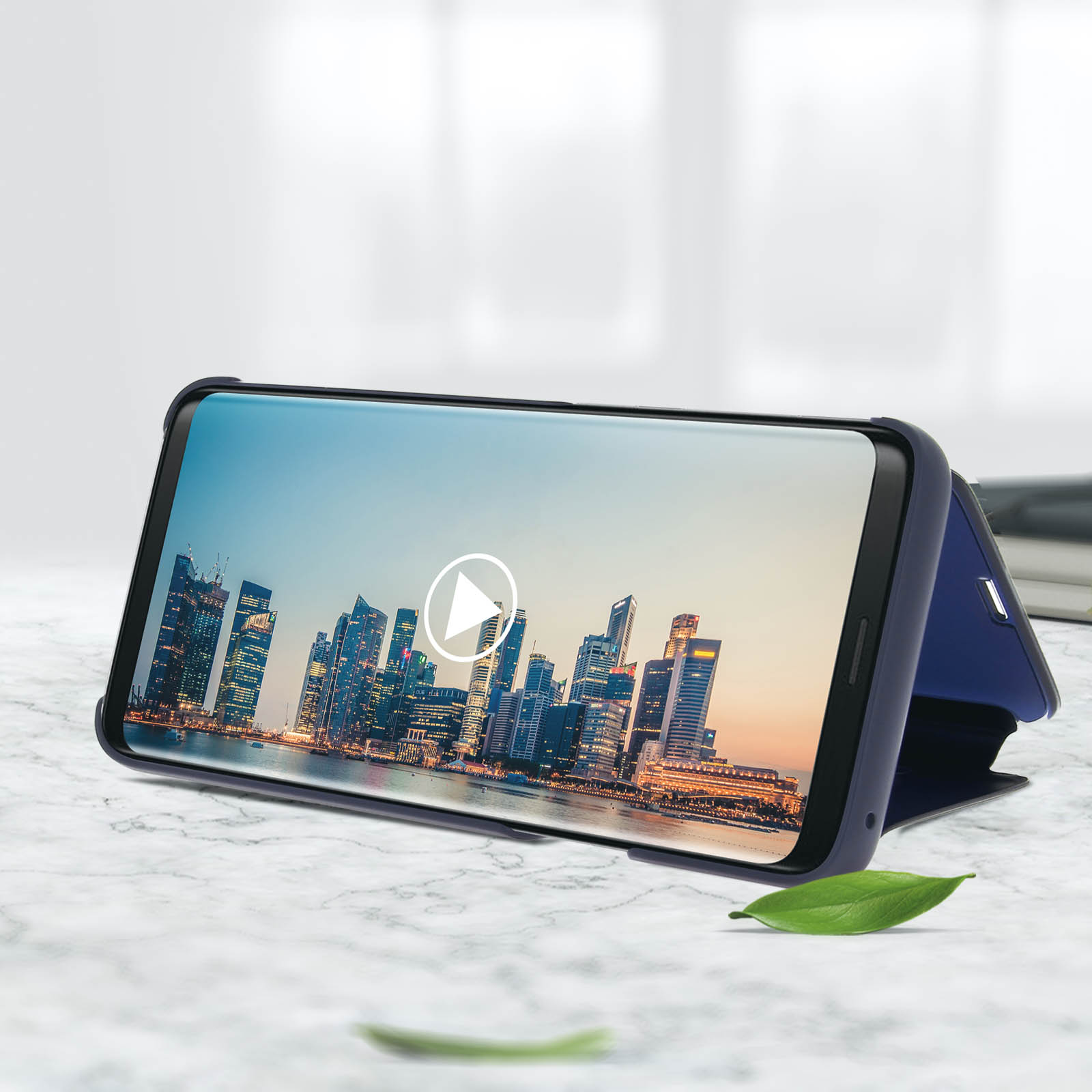Un teléfono que muestra un horizonte de la ciudad está en una funda azul, sobre una superficie de mármol.