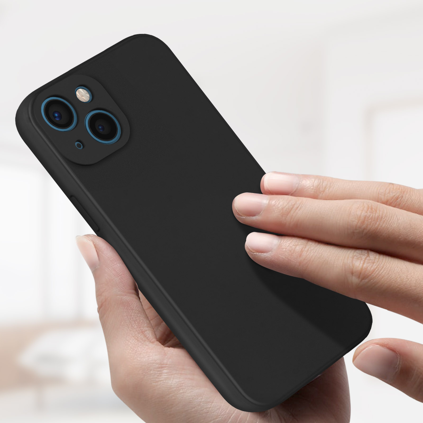 Mano che tiene una custodia nera per telefono. Il telefono ha più lenti della fotocamera.