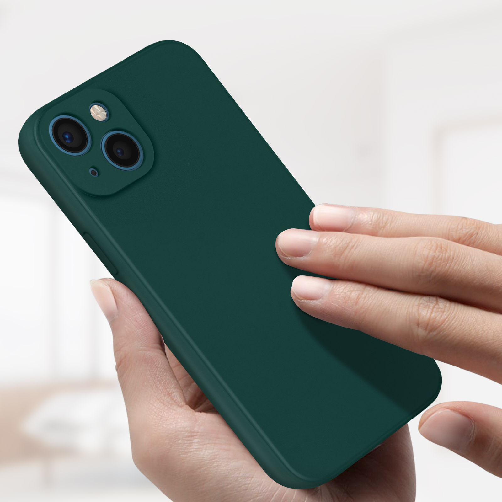 Mano che tiene una custodia verde per telefono. La custodia ha fori per la fotocamera e una superficie liscia.