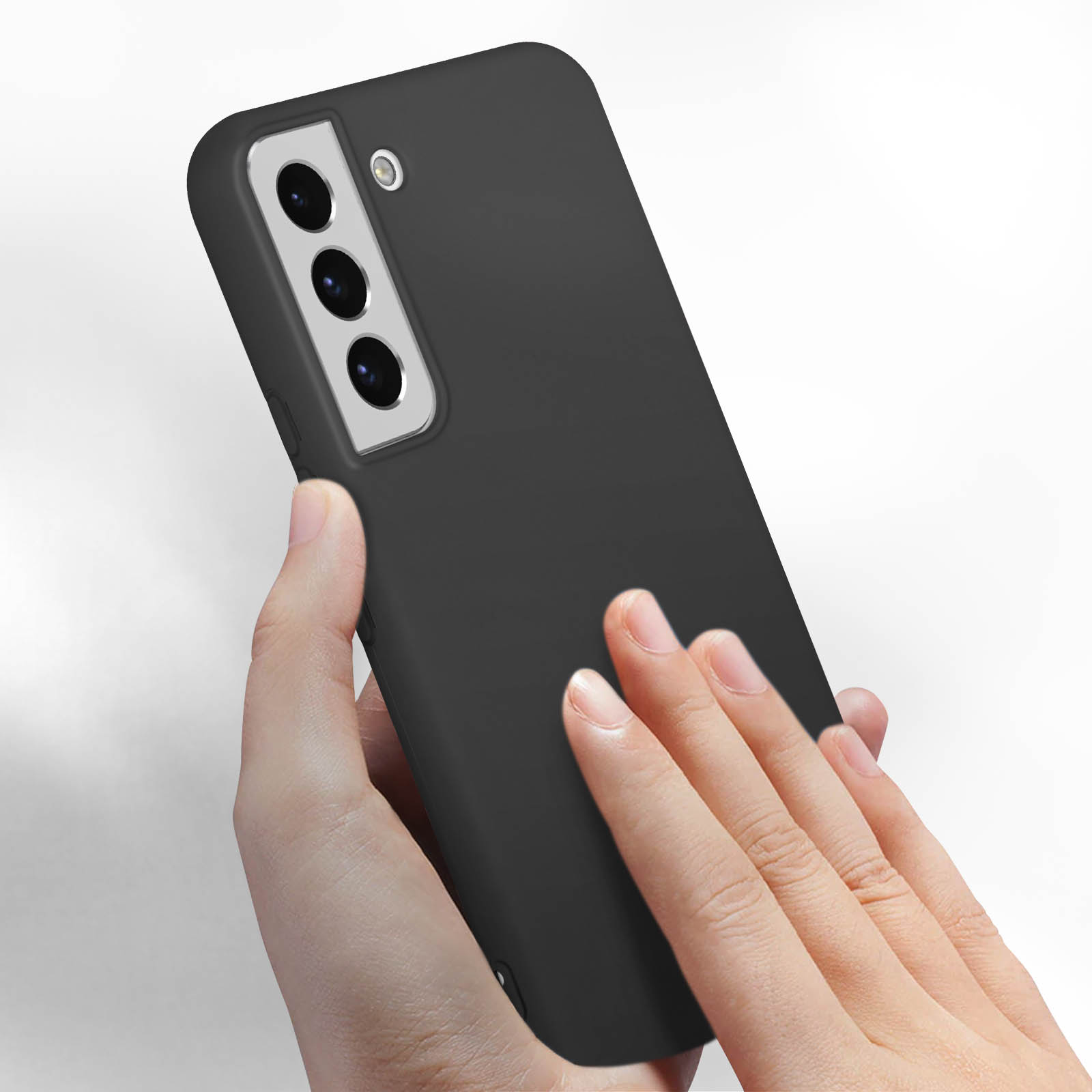 Een hand die een zwart telefoonhoesje vasthoudt. De telefoonhoes heeft een camera en is zwart.