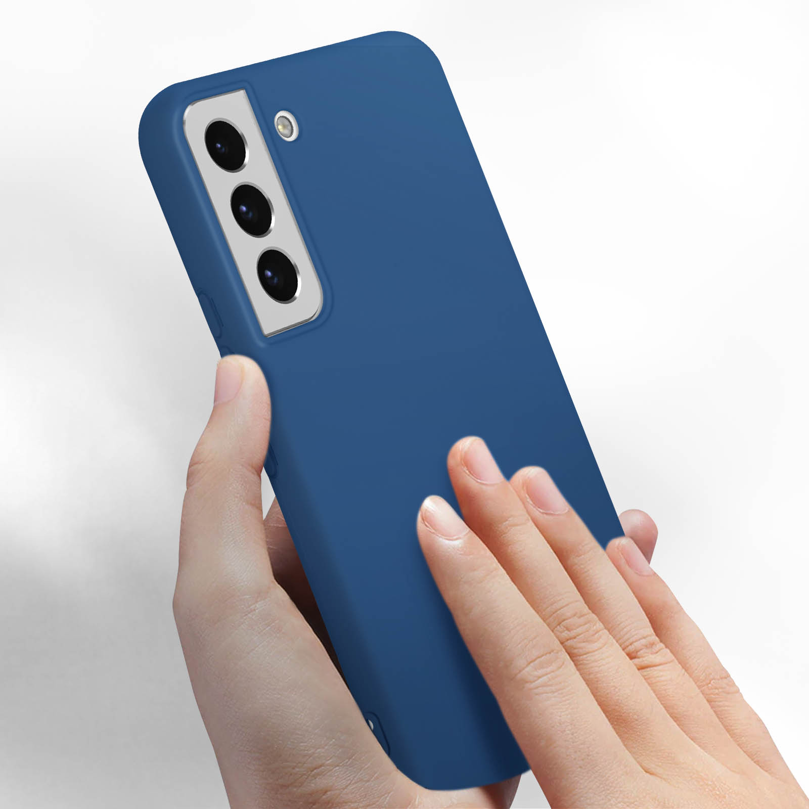 Blauwe telefoonhoes, achteraanzicht, vastgehouden door een hand. Hoesje glad, achtergrond wazig.