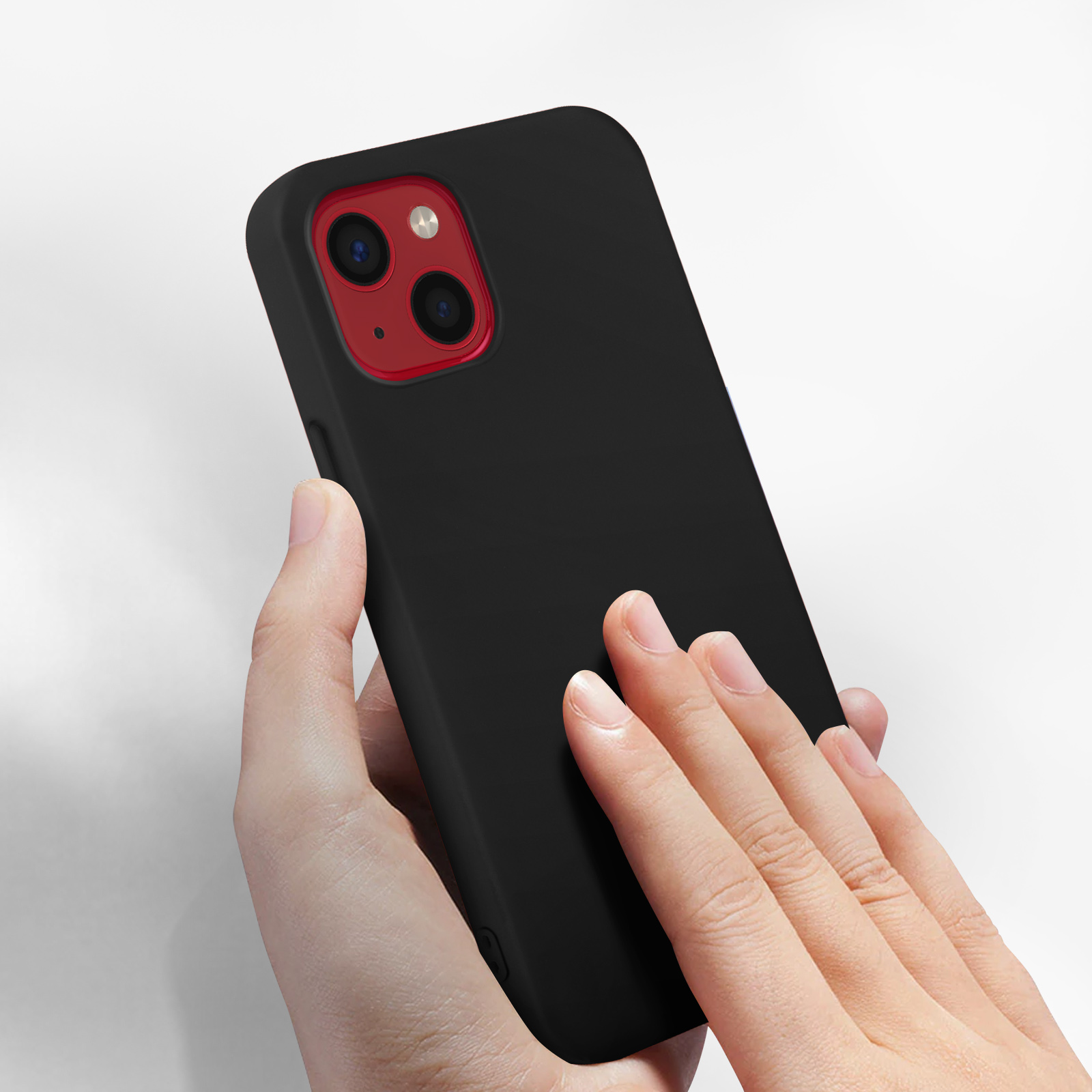 Zwarte telefoonhoes met rode cameramodule. Hand die de telefoon vasthoudt.