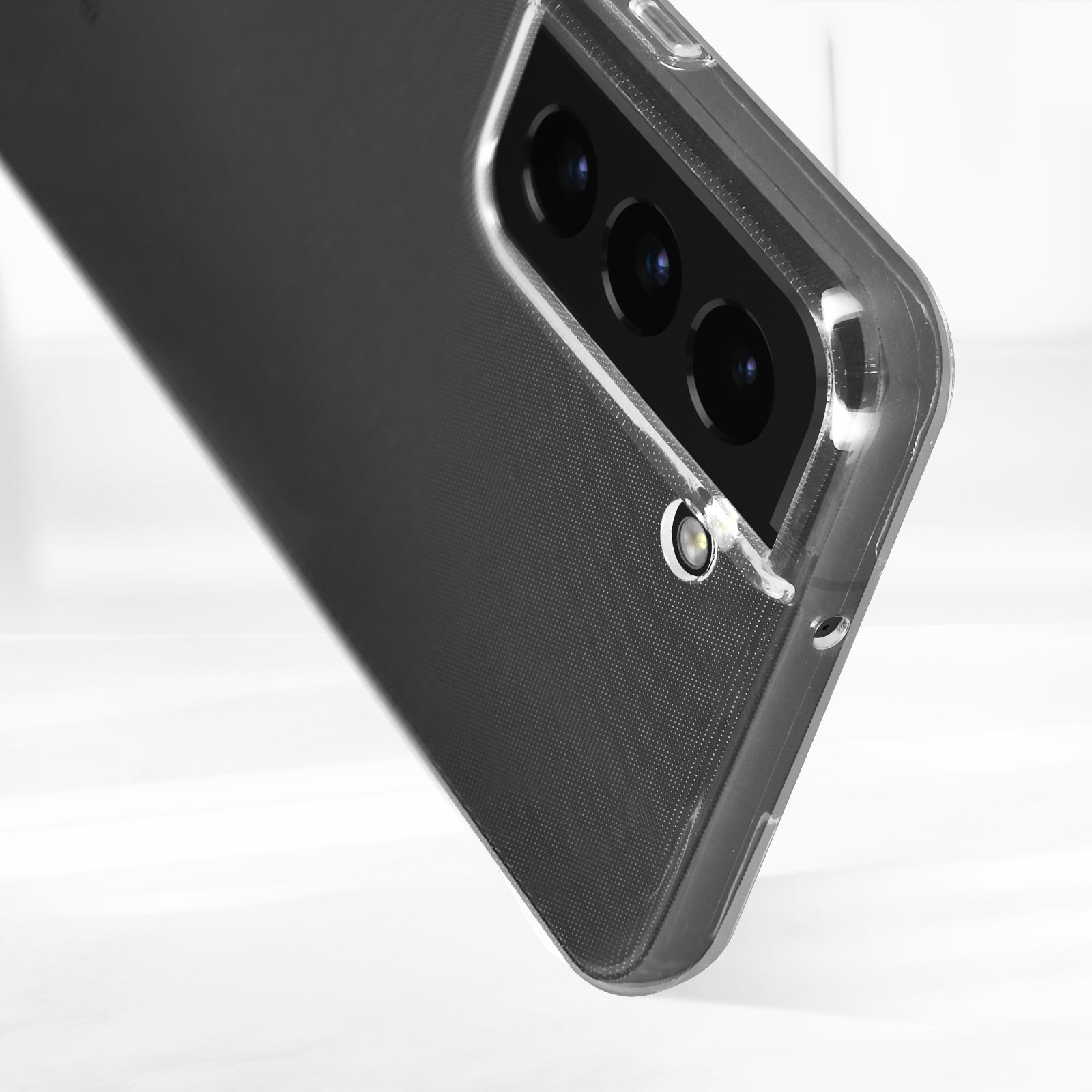 Custodia trasparente per telefono. La custodia è su un telefono con più obiettivi della fotocamera.