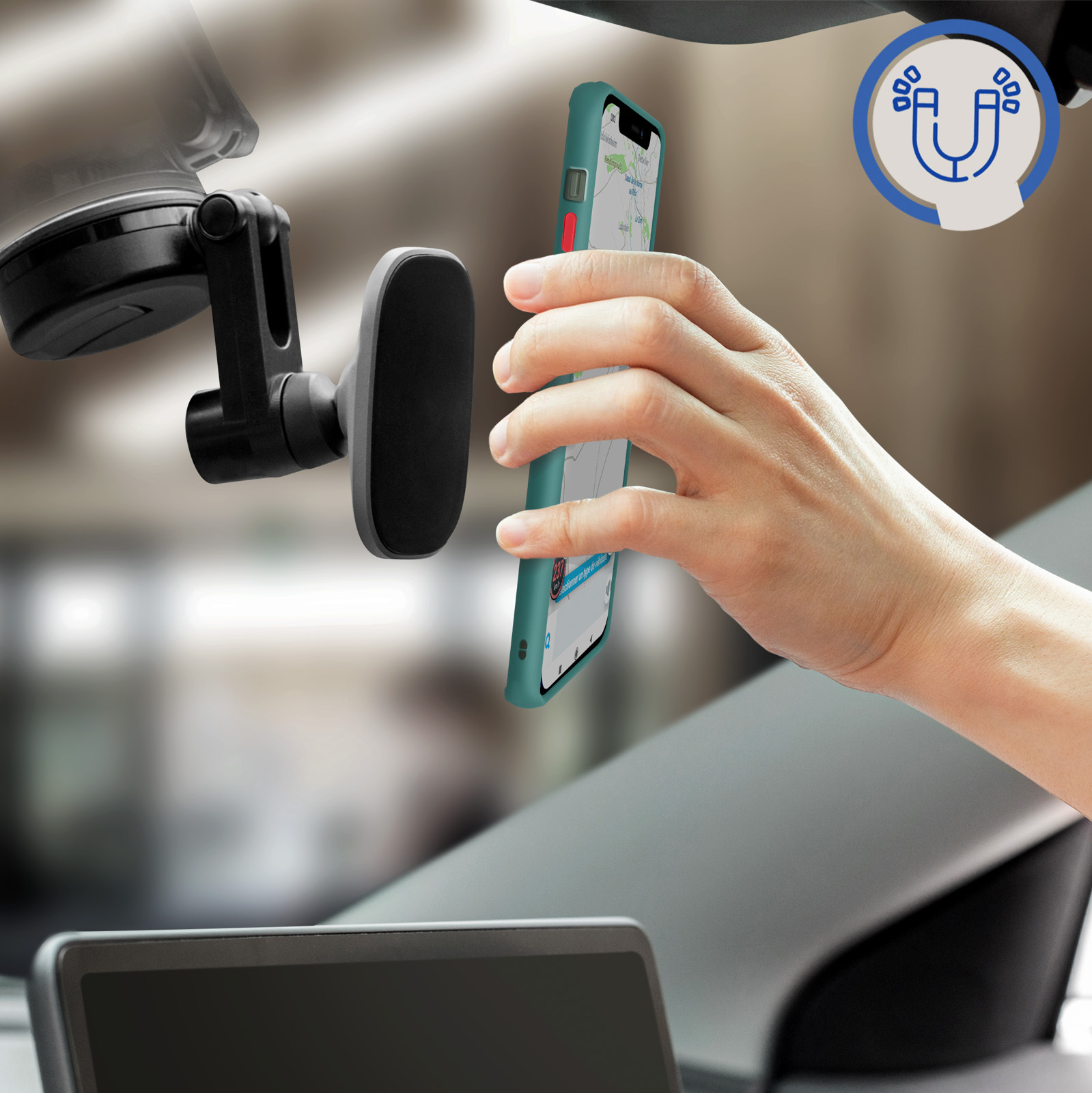 Mano che tiene un telefono verde con un'app di navigazione, attaccato a un supporto per auto. Il telefono è in una custodia verde.