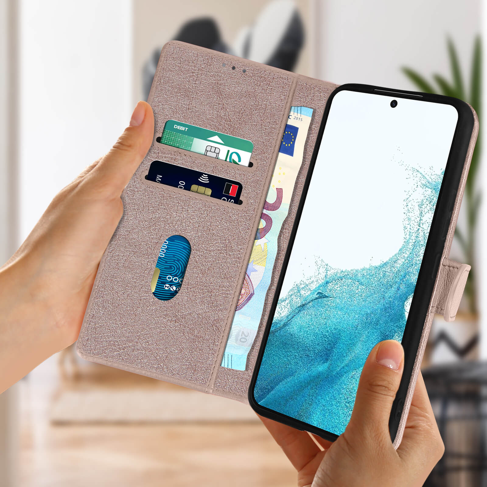 Custodia con carte e contanti, tenuta in mano, con telefono che mostra schermo bianco.