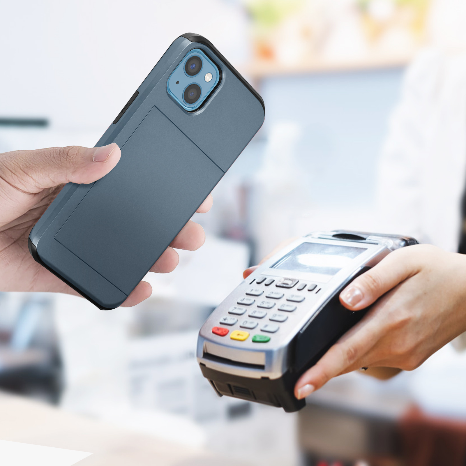 La mano di una persona tiene una custodia del telefono vicino a un lettore di carte. Un'altra mano tiene il lettore.