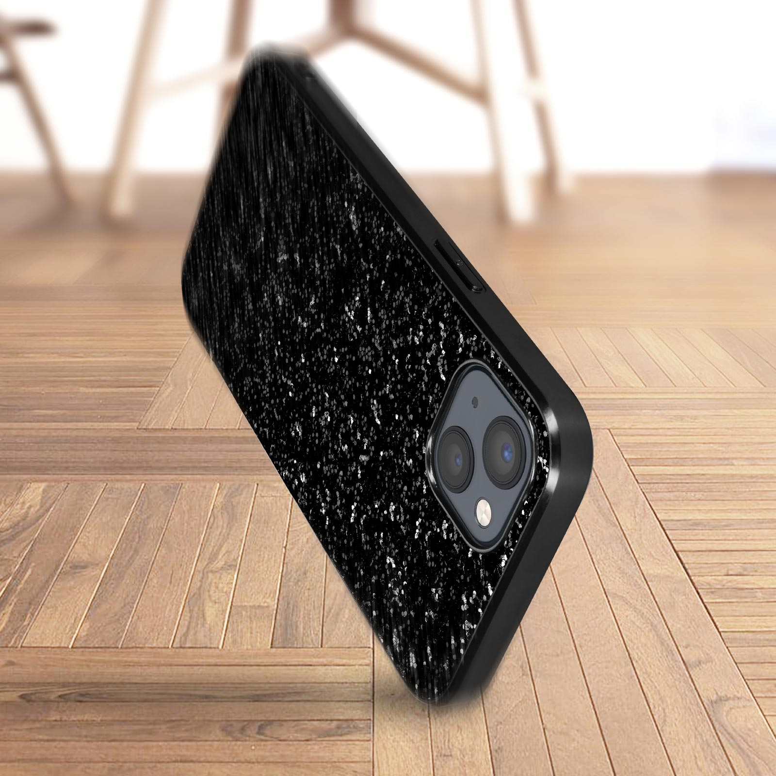 Una custodia nera per telefono con un motivo strutturato è su una superficie di legno. Il telefono ha un rigonfiamento della fotocamera.