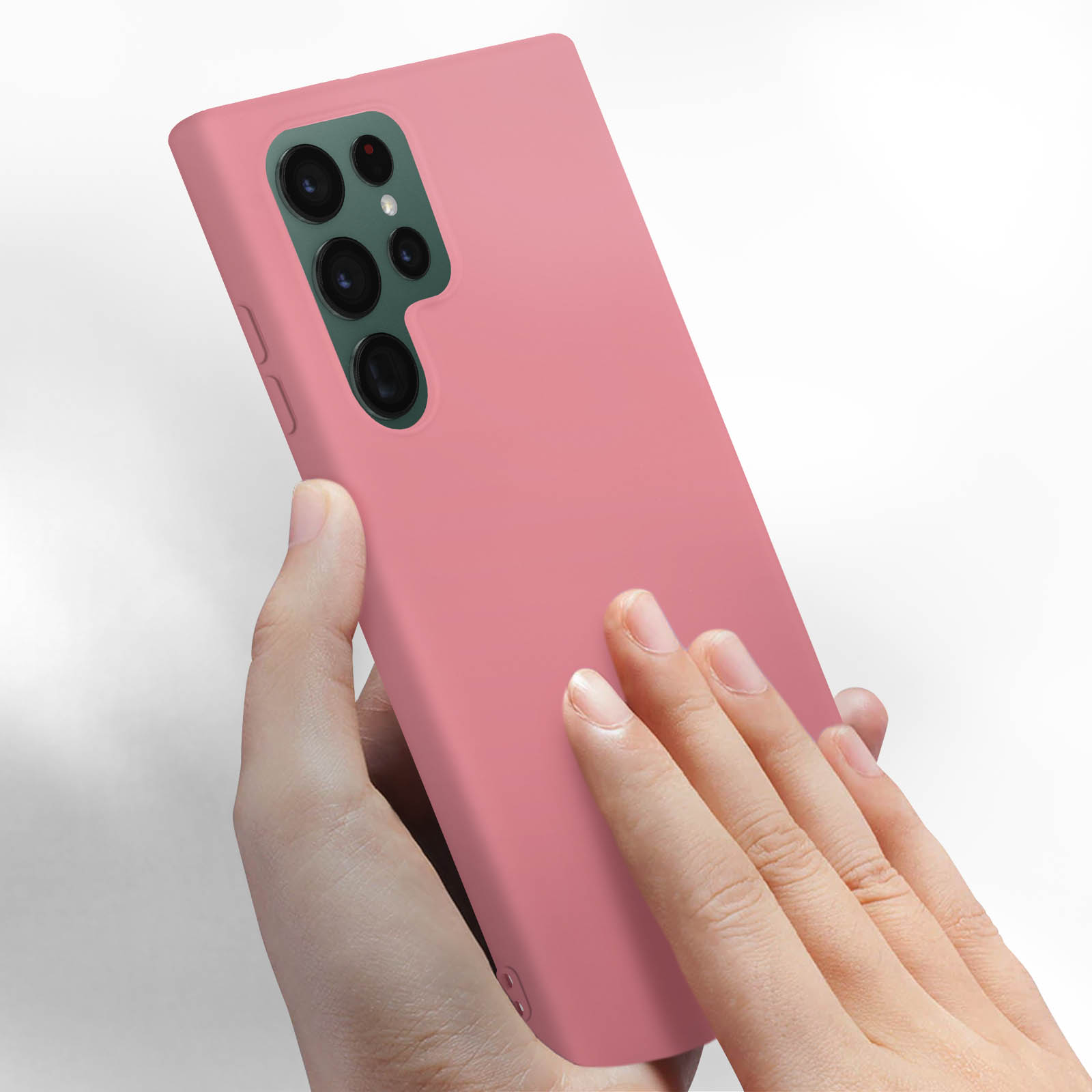 Hand hält rosa Telefon mit rosa Hülle. Mehrere Kameralinsen sind sichtbar.