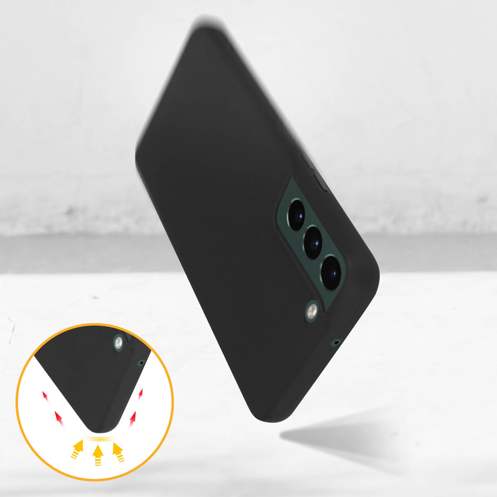 Una custodia per telefono nera sta cadendo, con un segno di impatto. Lo sfondo è bianco.