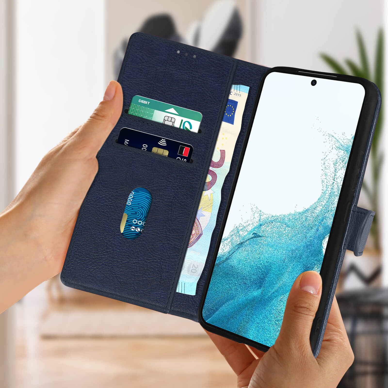 Mani che tengono telefono in custodia blu, con carte visibili.
