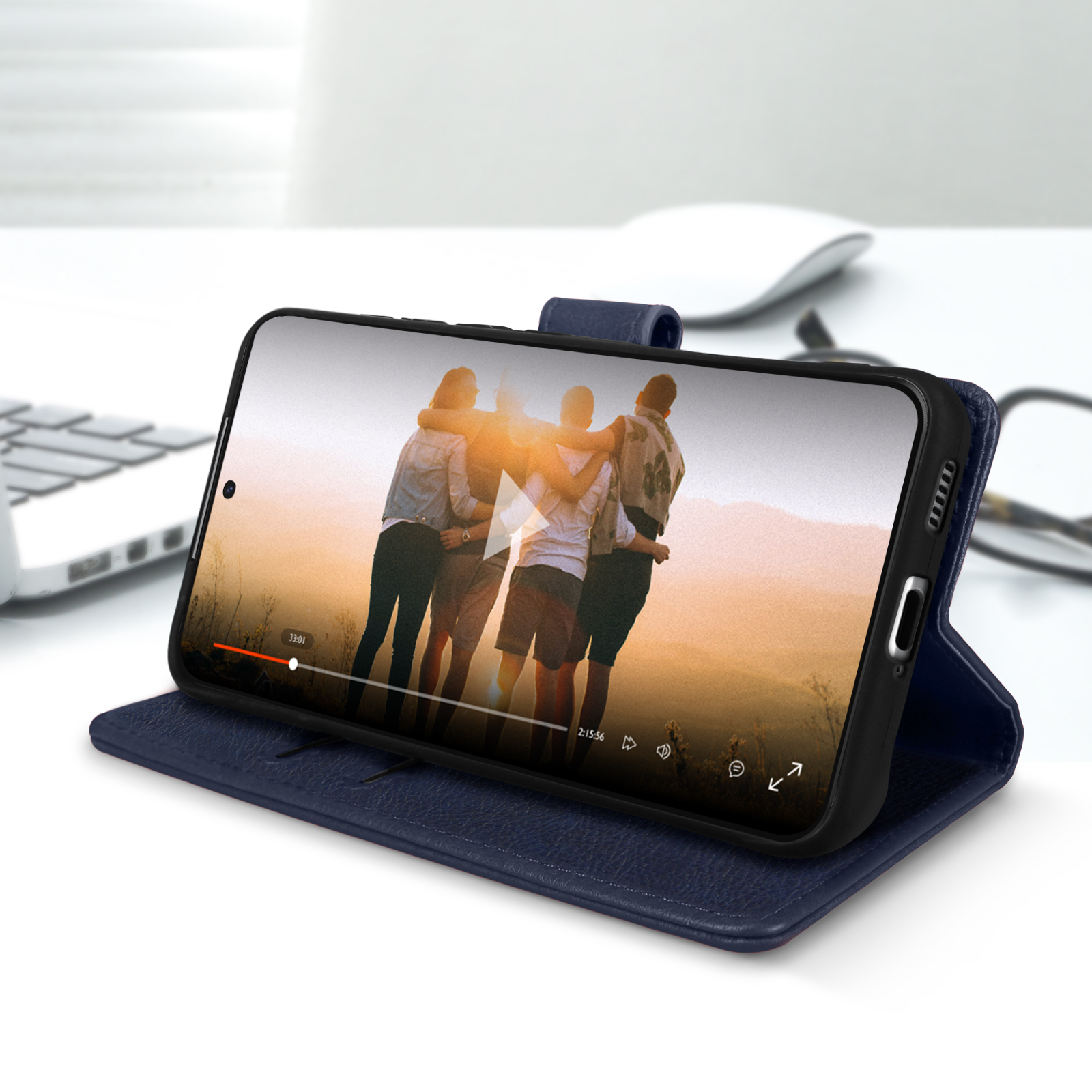 Smartphone che riproduce video con un gruppo di persone. Il telefono è in una custodia blu.