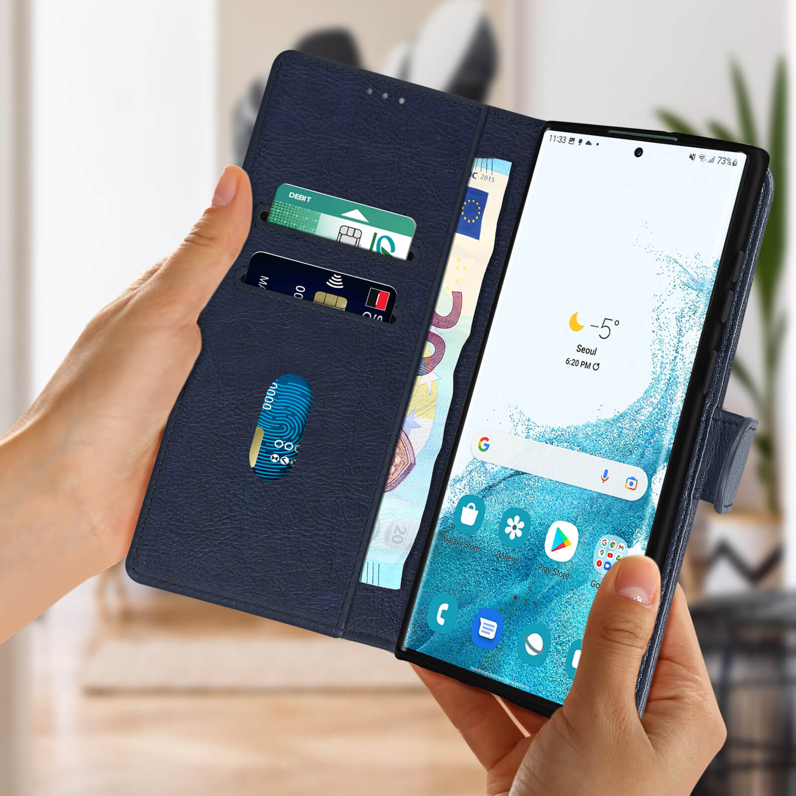 Una persona tiene aperta una custodia blu per telefono con carte e valuta visibili.