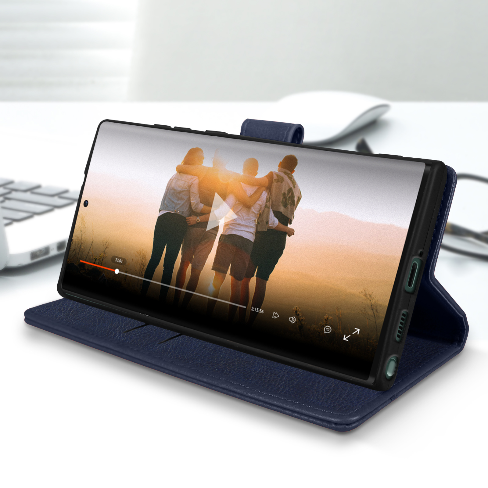 Un telefono in una custodia blu è aperto su un supporto. Un video è in riproduzione, con tre persone sullo schermo.