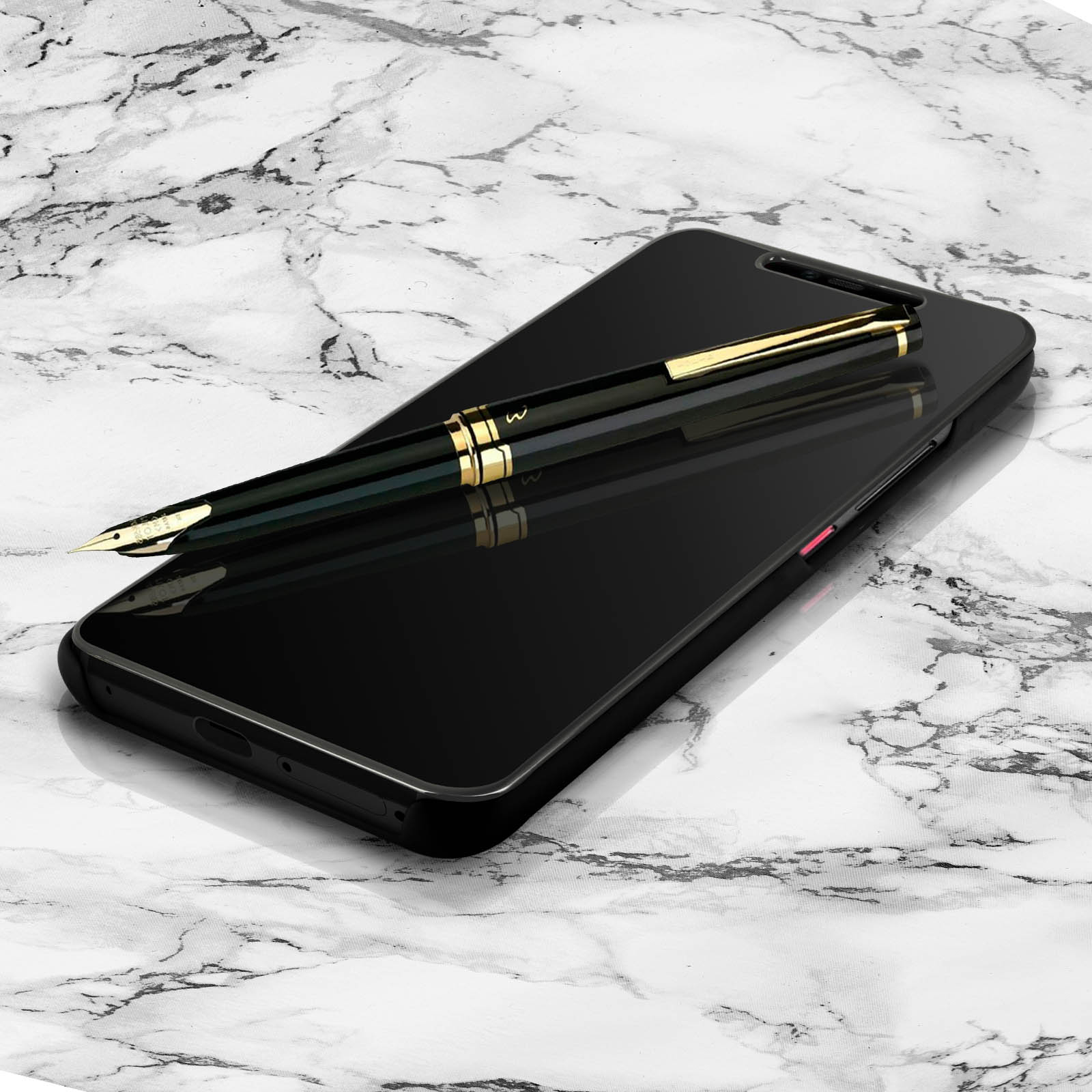 Telefono nero con penna su marmo. Il telefono è di lato, riflettendo la superficie di marmo.