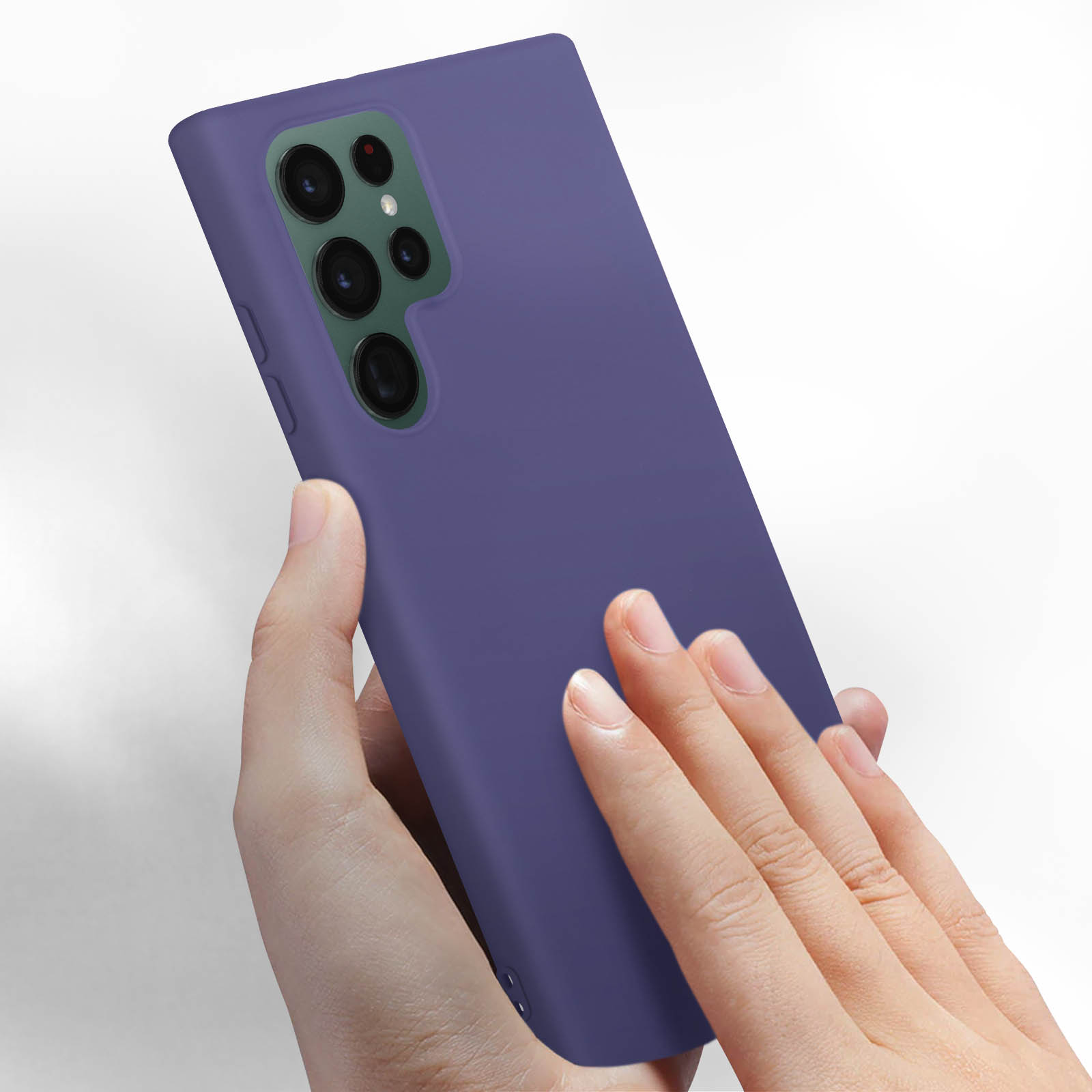 Custodia per telefono viola, vista posteriore. Mano che tiene il telefono. Ritagli multipli per fotocamera.