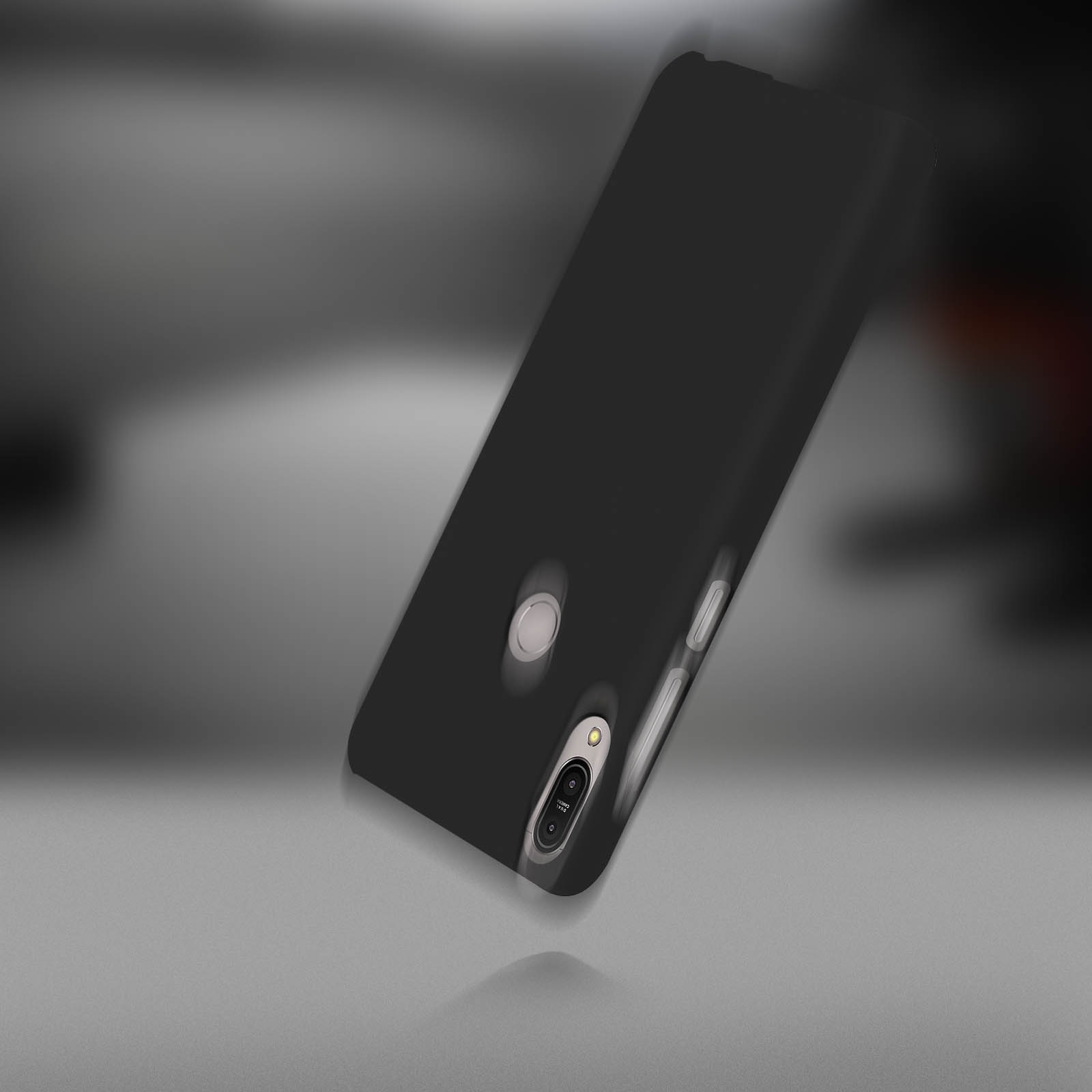 Custodia per telefono nera, vista angolata, su una superficie grigia, che mostra l'area della fotocamera.