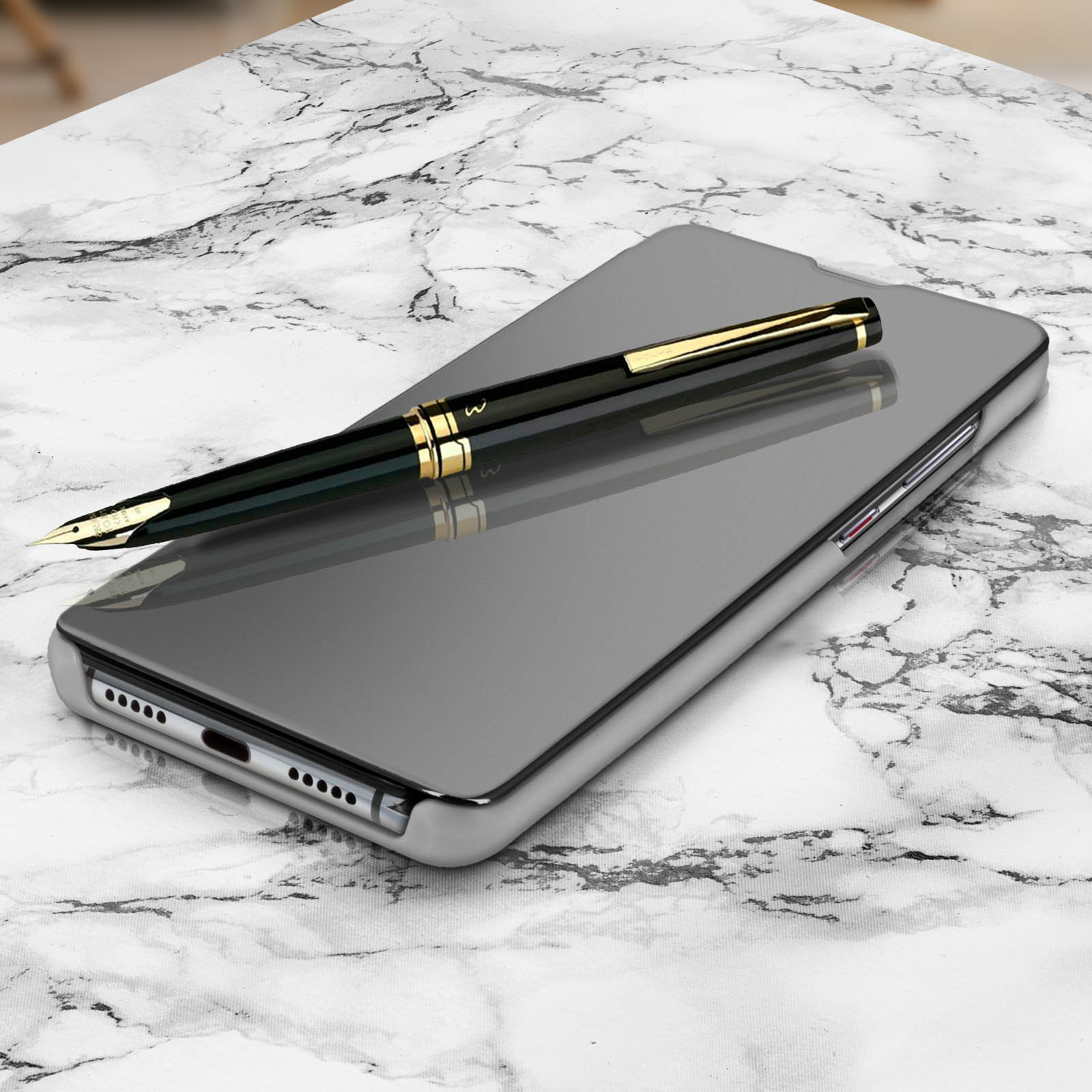 Telefono su una superficie di marmo. Penna sopra. Design elegante. Finitura a specchio.