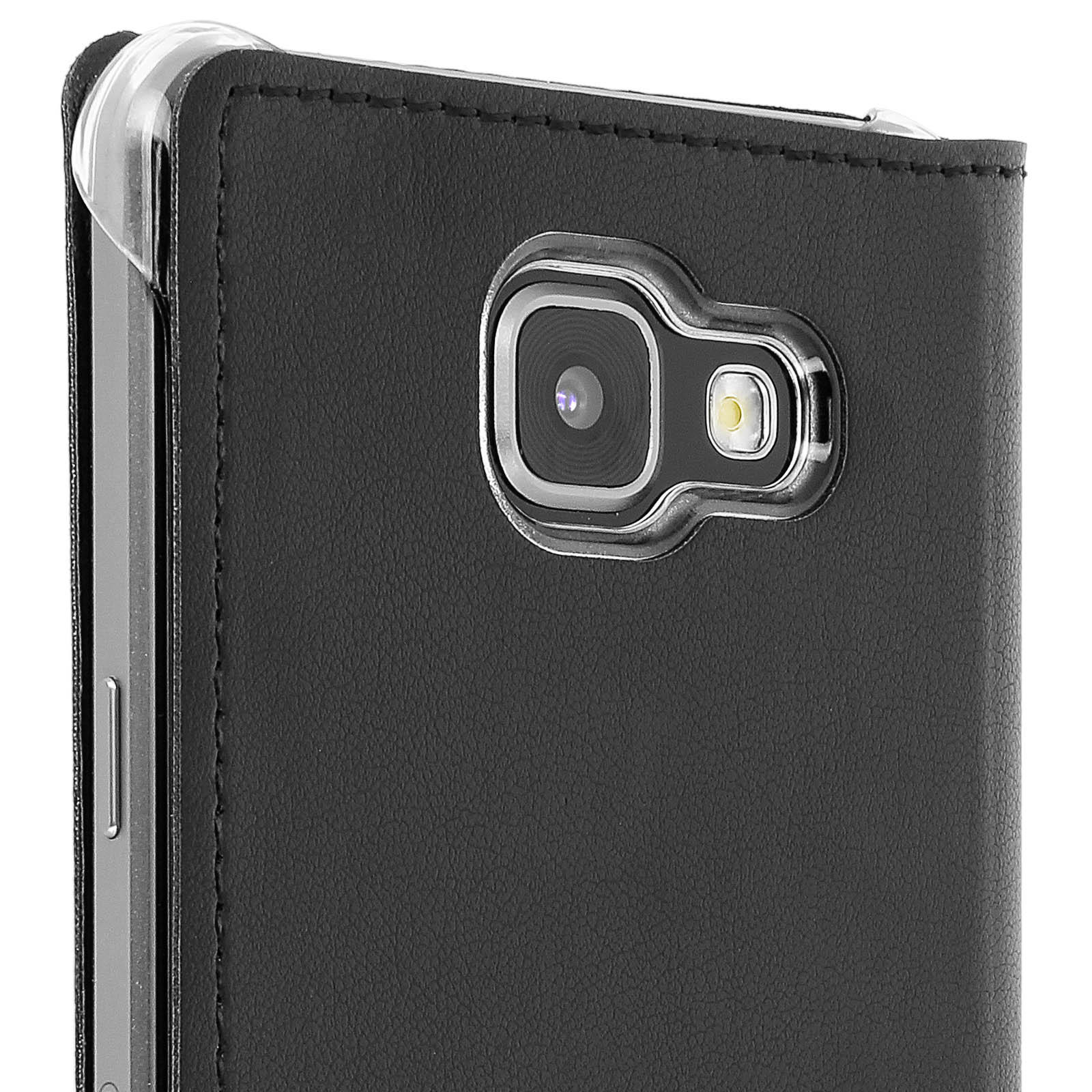 Primo piano di una custodia per telefono in pelle nera con intaglio per la fotocamera, che mostra parte del telefono all'interno.
