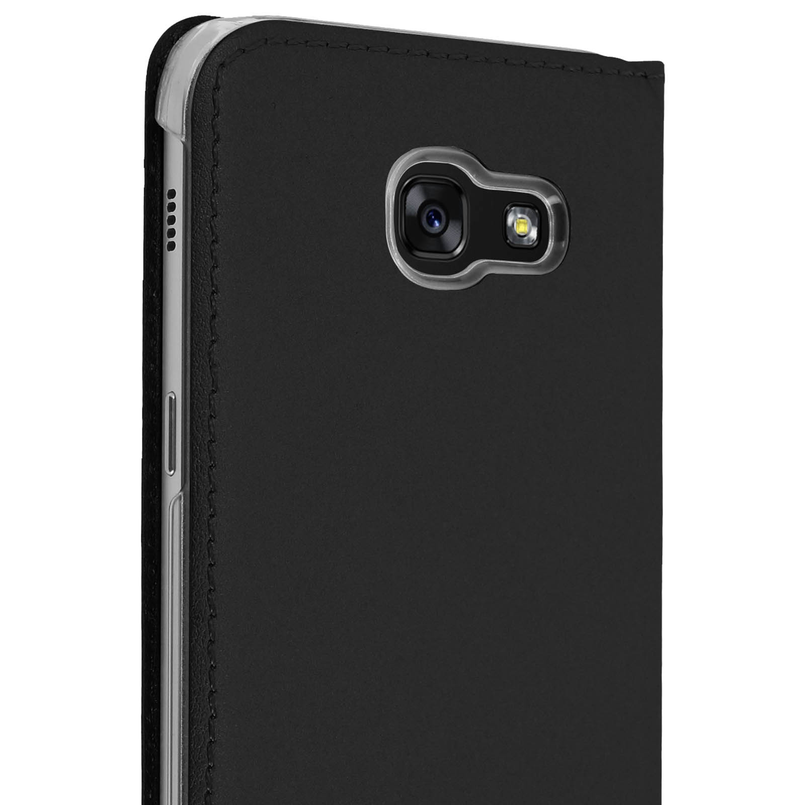 Funda negra de teléfono con teléfono dentro. El teléfono tiene una cámara y un flash. La funda es negra.