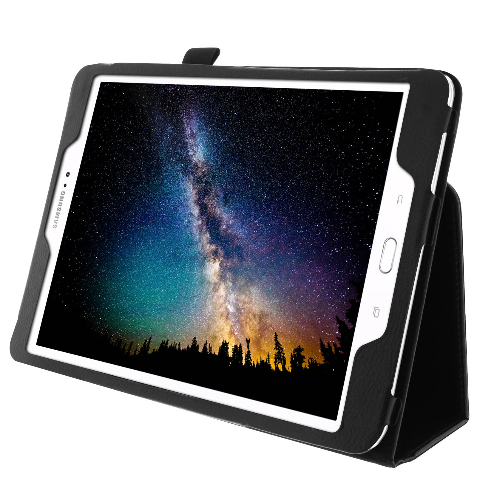 Tablet con custodia nera, schermo con cielo stellato e sagoma foresta.