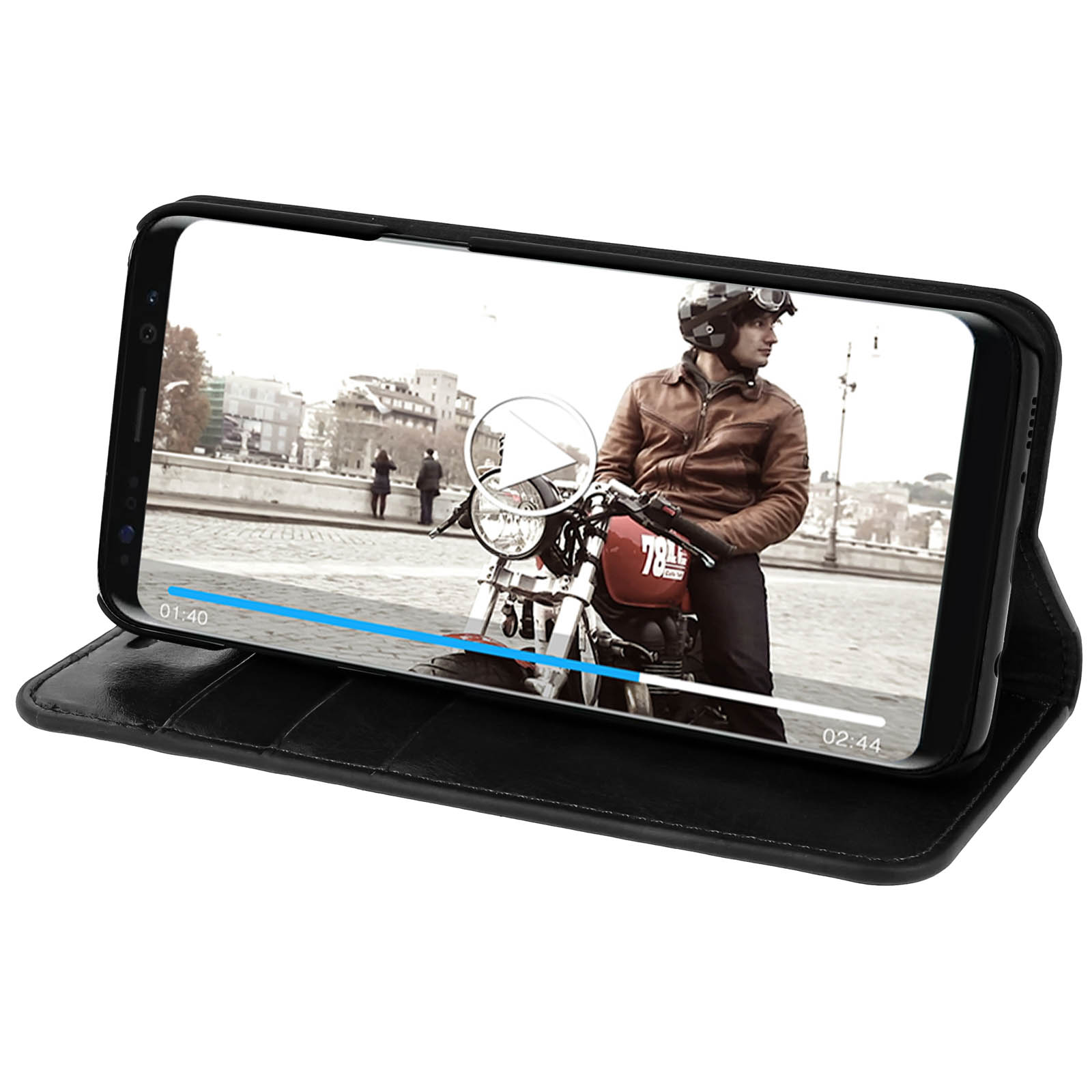 Lo smartphone mostra un video di un uomo su una moto rossa. Il telefono è in una custodia a portafoglio nera.