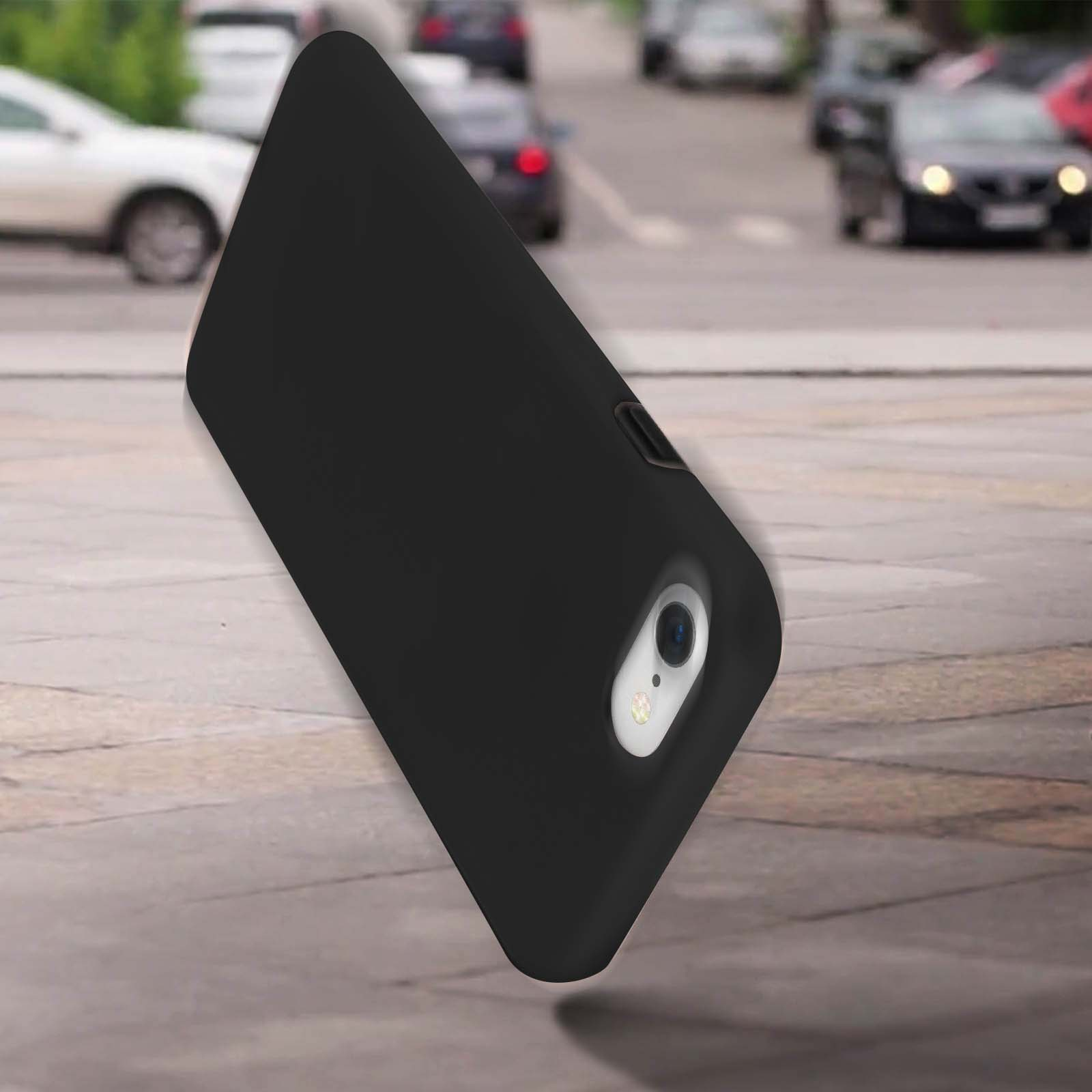 Una custodia nera per telefono, leggermente angolata. Lo sfondo è sfocato con auto su una strada.