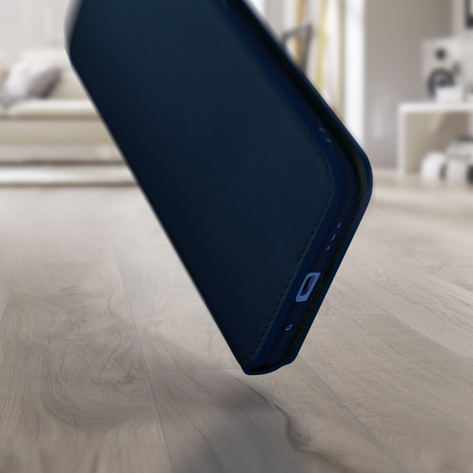 Marineblauwe telefoonhoes op houten oppervlak, schuine weergave.