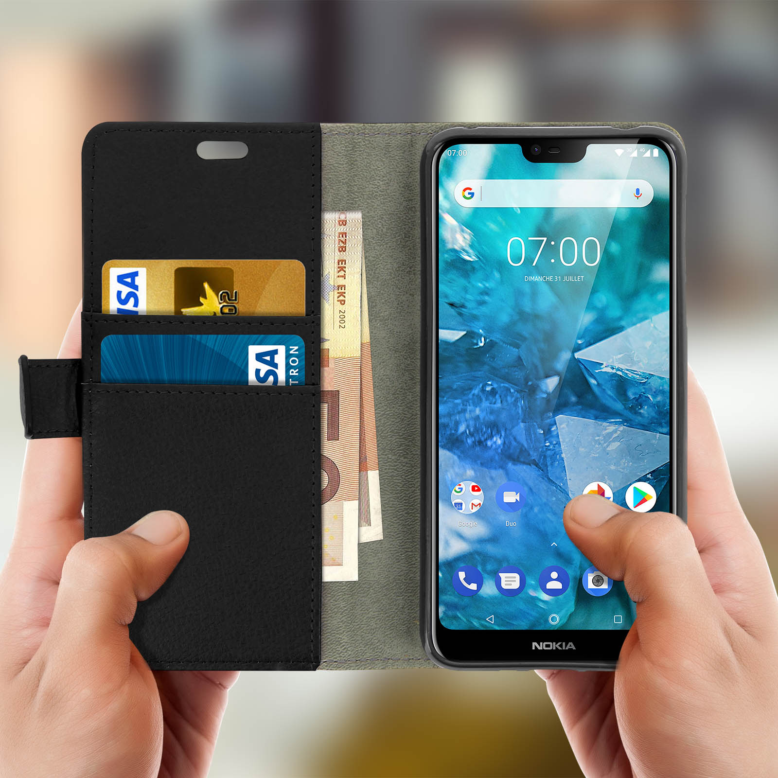 Un telefono in una custodia a portafoglio nera, aperto per rivelare carte, contanti e lo schermo del telefono che mostra l'ora e le icone.