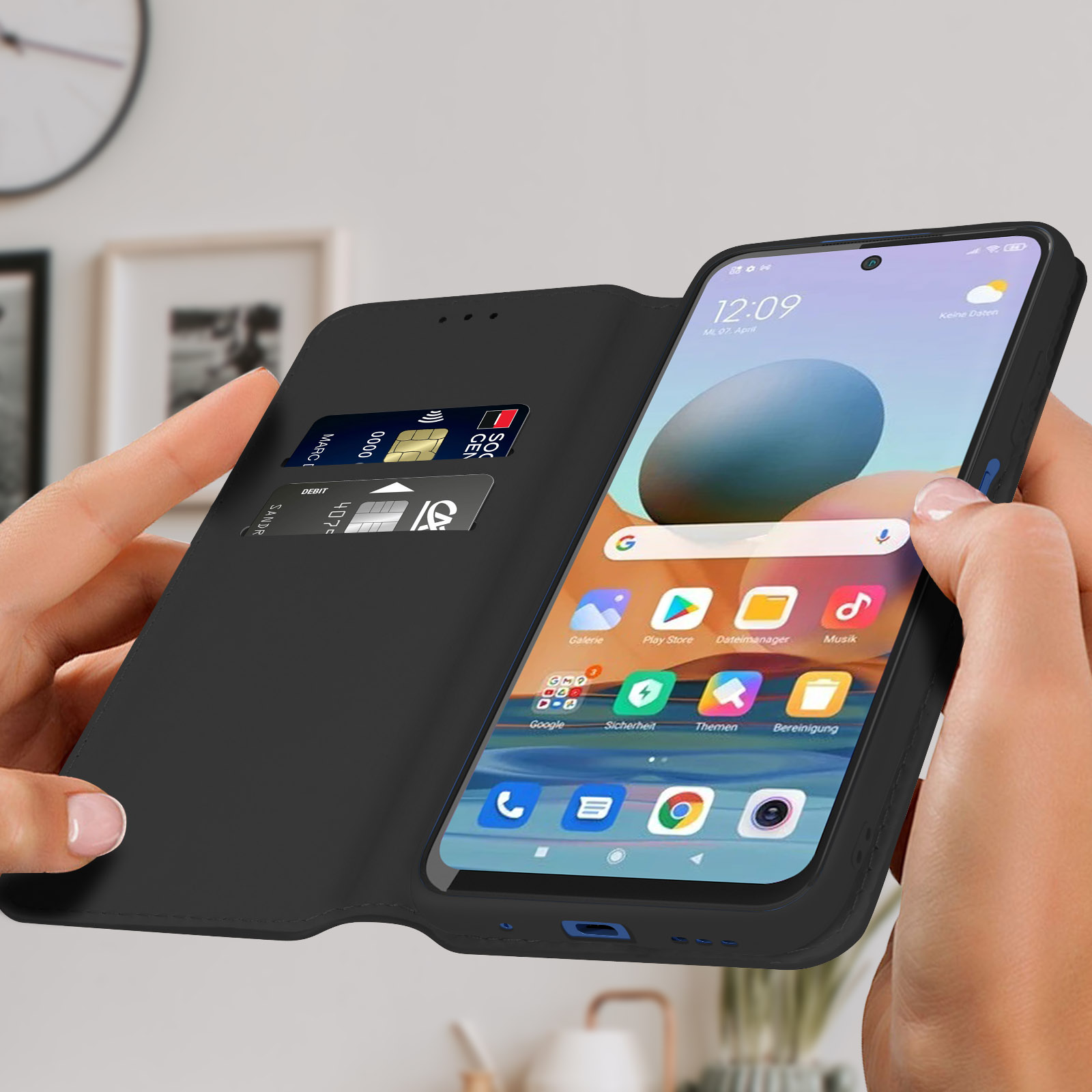Zwarte telefoonhoes met telefoon die app-iconen, kaarten en geld toont. De hoes wordt in handen gehouden.