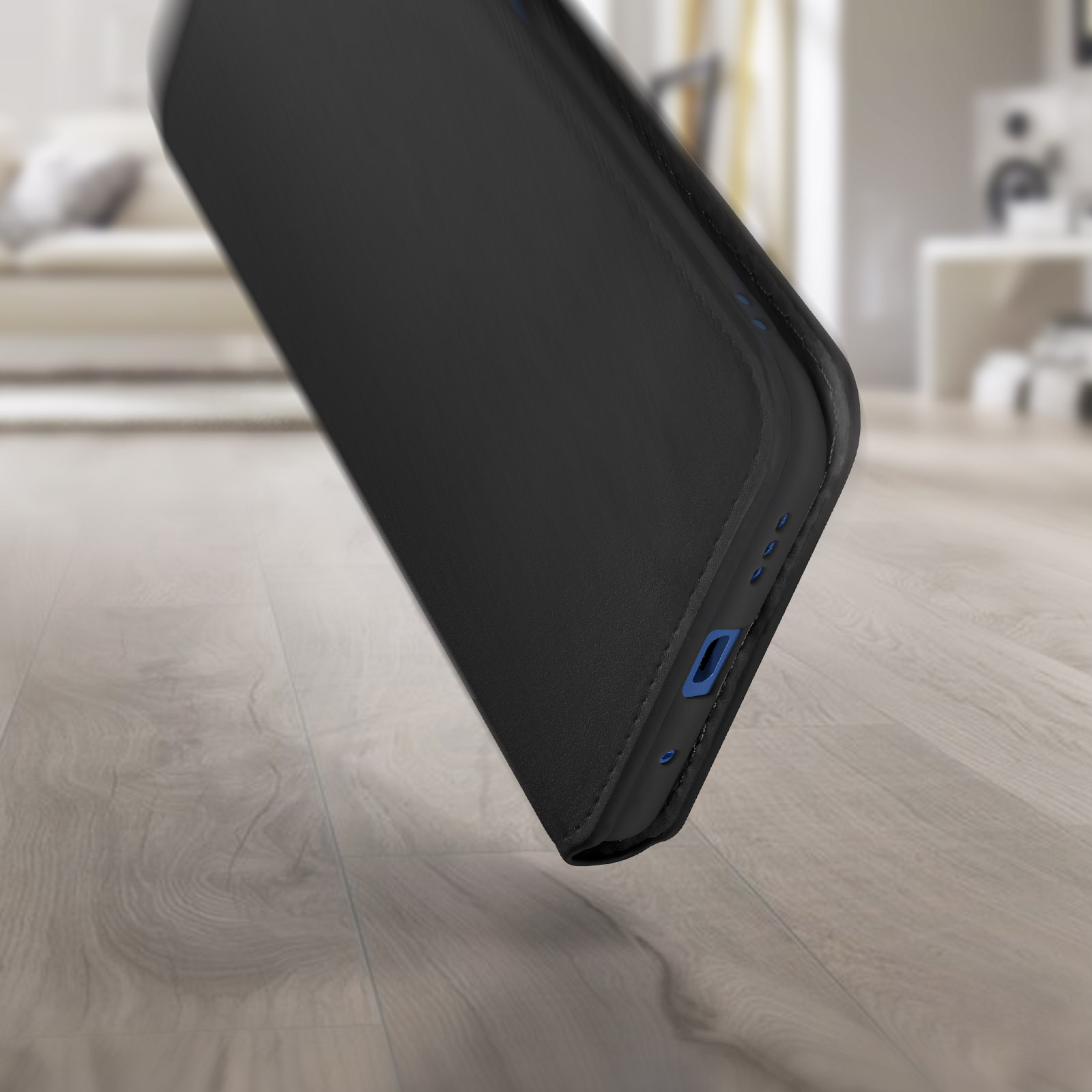 Zwart telefoonhoesje op een houten oppervlak.