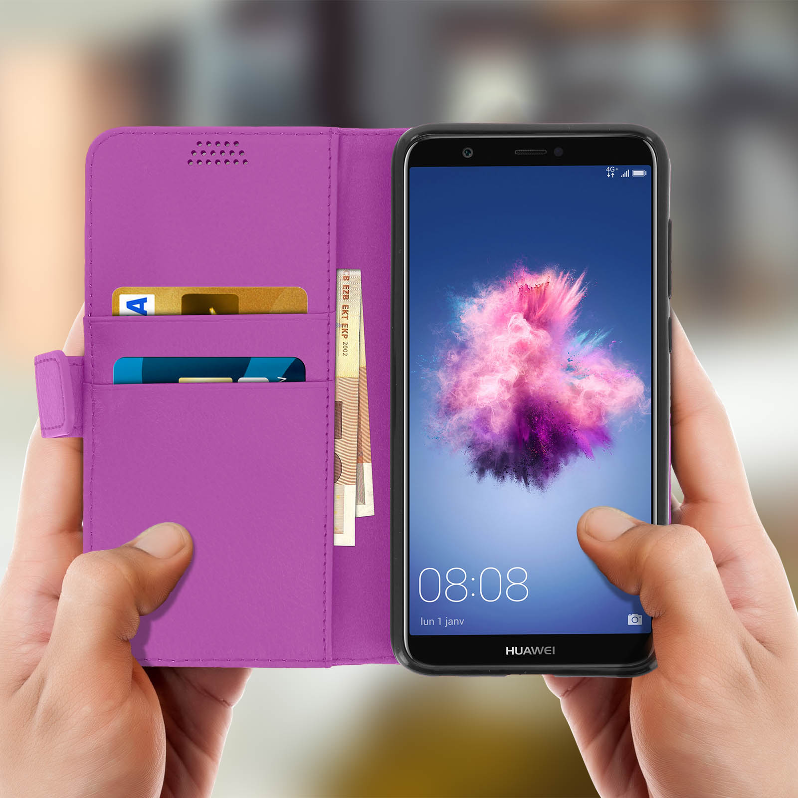 Un telefono è in una custodia viola, aperto con carte e contanti visibili.