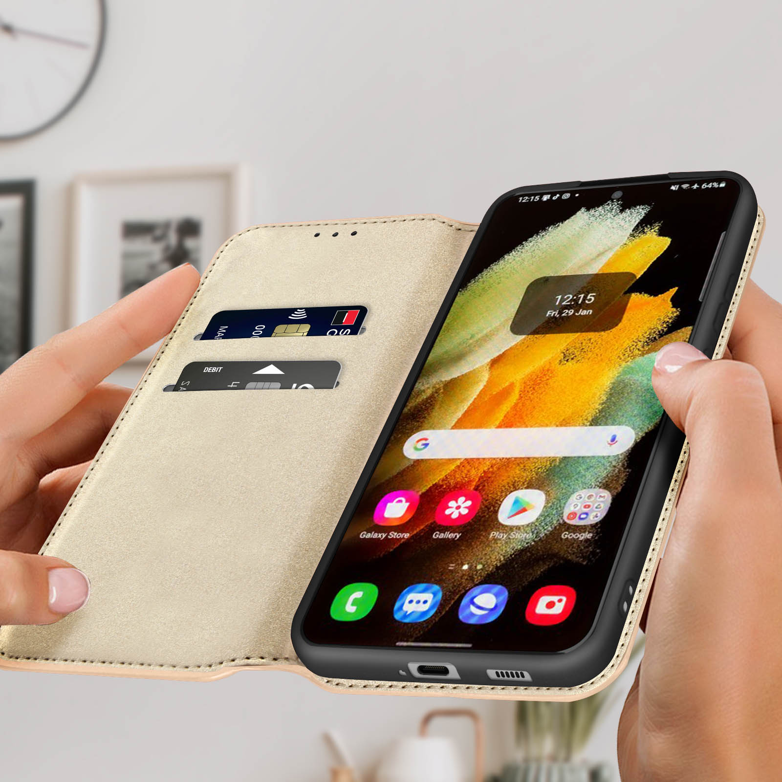 Uno smartphone in una custodia beige, aperto per mostrare carte e una schermata iniziale con app.