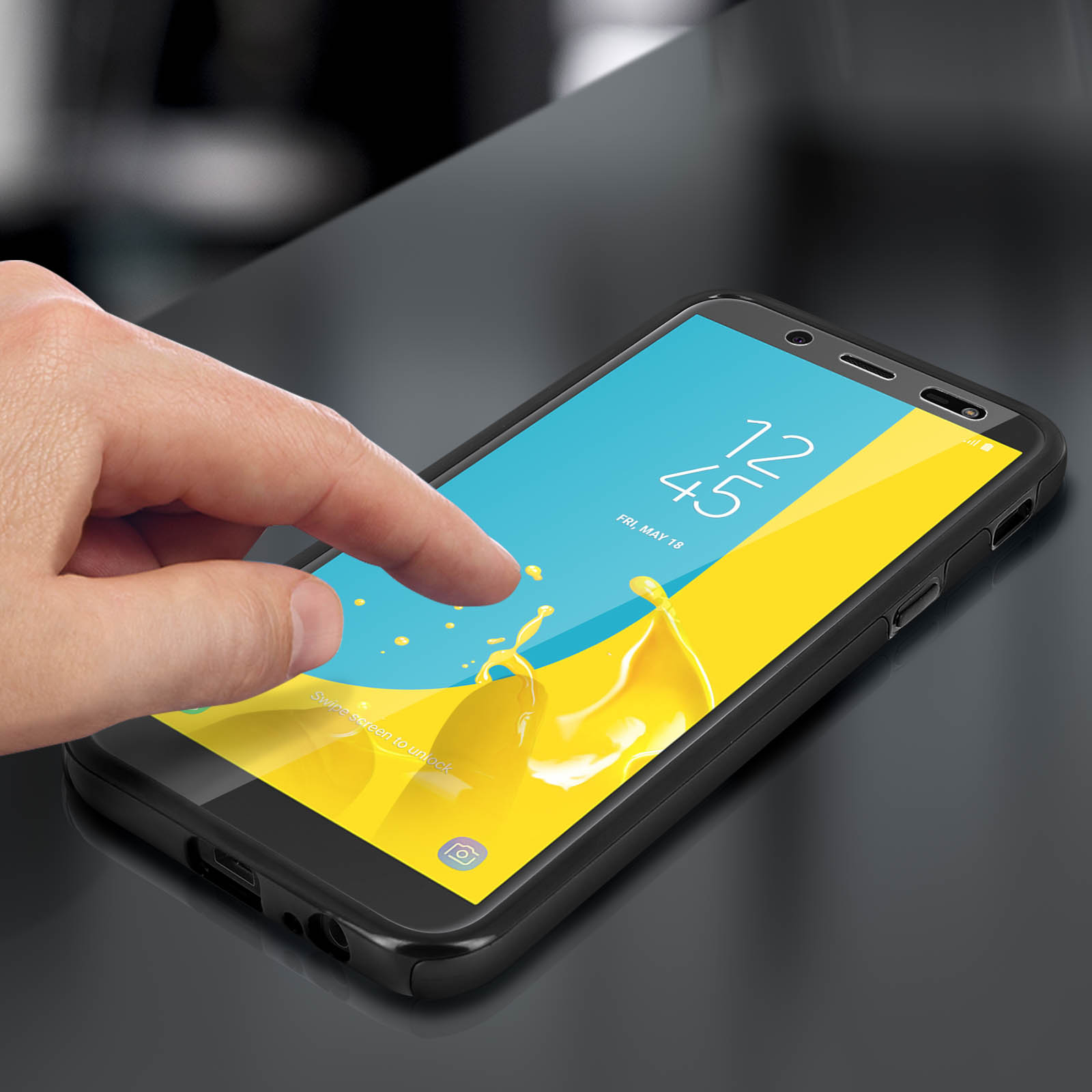 Una mano tocca lo schermo di un telefono con un design a spruzzo giallo e blu.