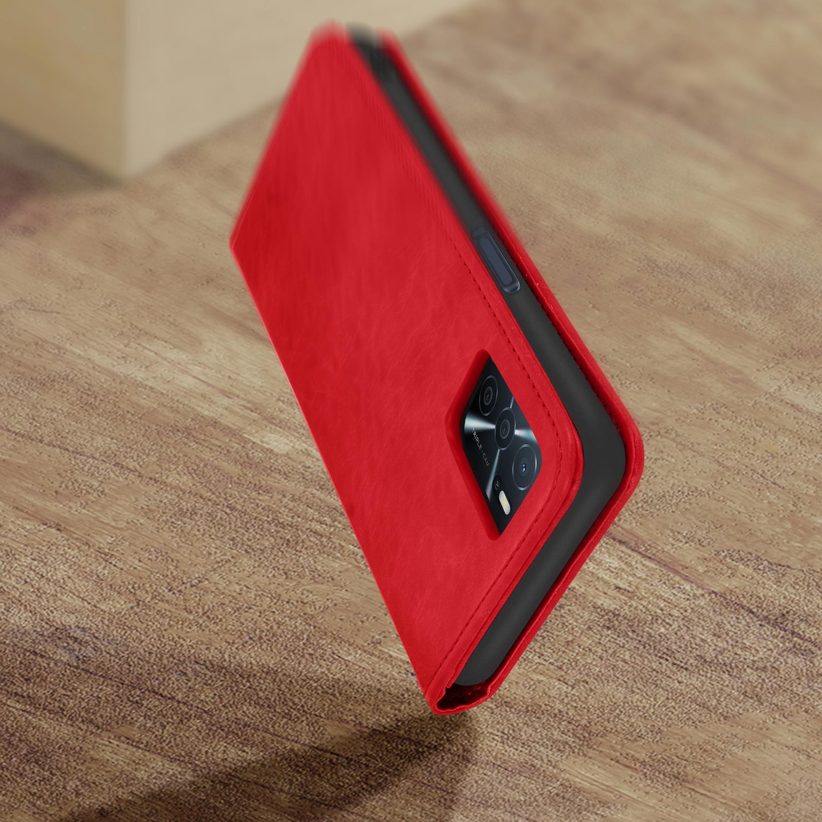 Een rode leren telefoonhoes op een houten oppervlak. De telefoon toont zijn camera en is gedeeltelijk open.