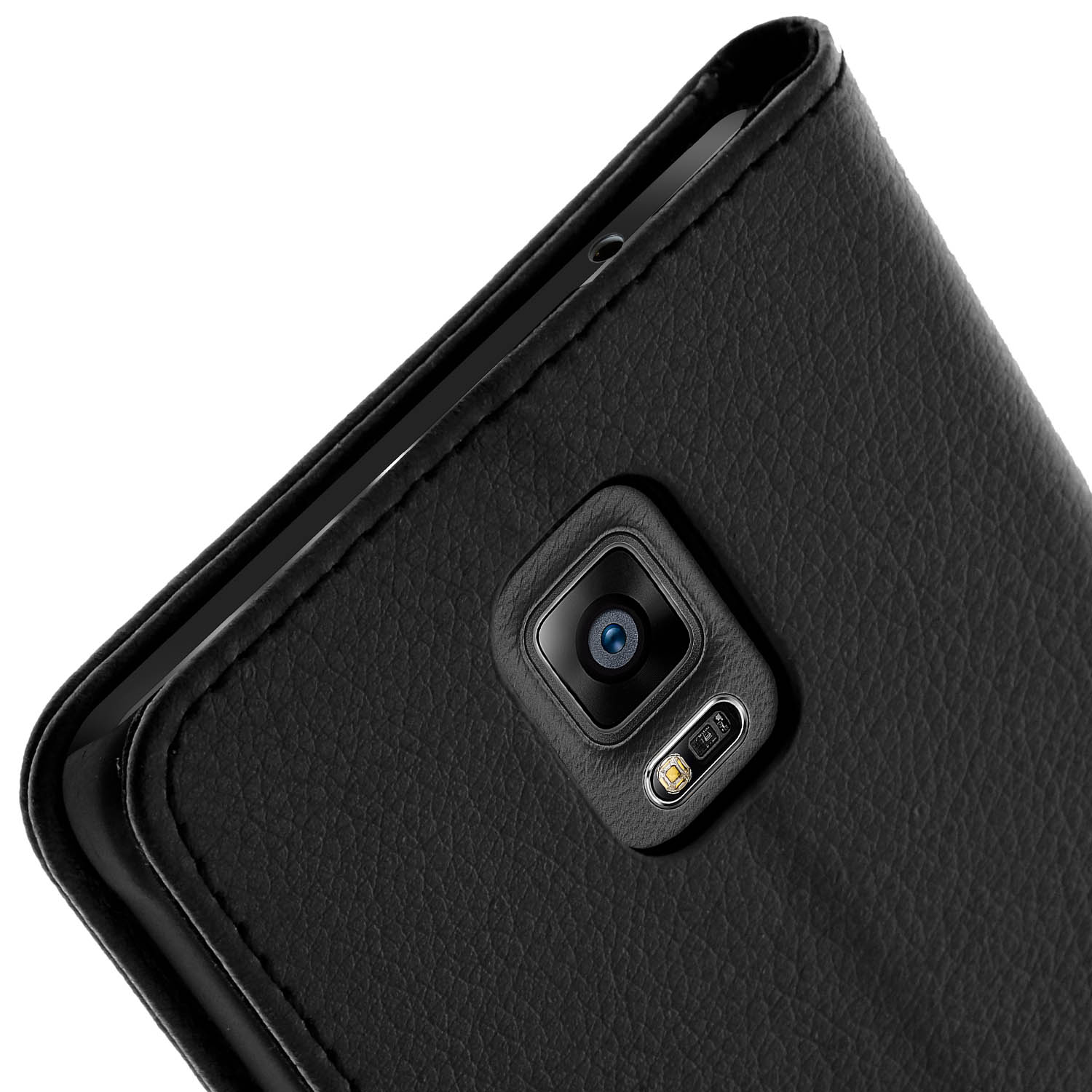 Primer plano de una funda de cuero negra que muestra la lente de la cámara y el flash.