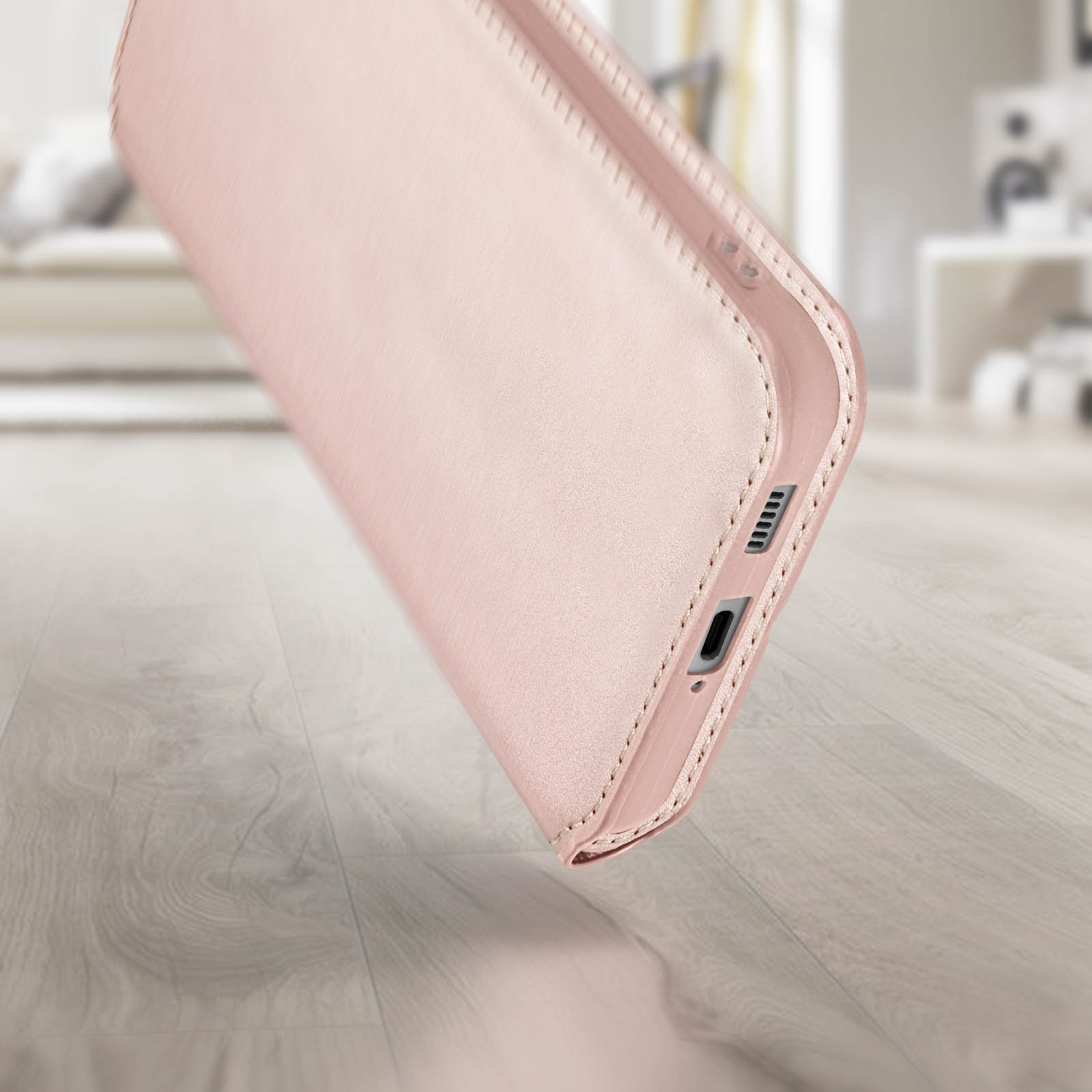 Coque de téléphone rose, en angle, montrant le côté avec port de charge.