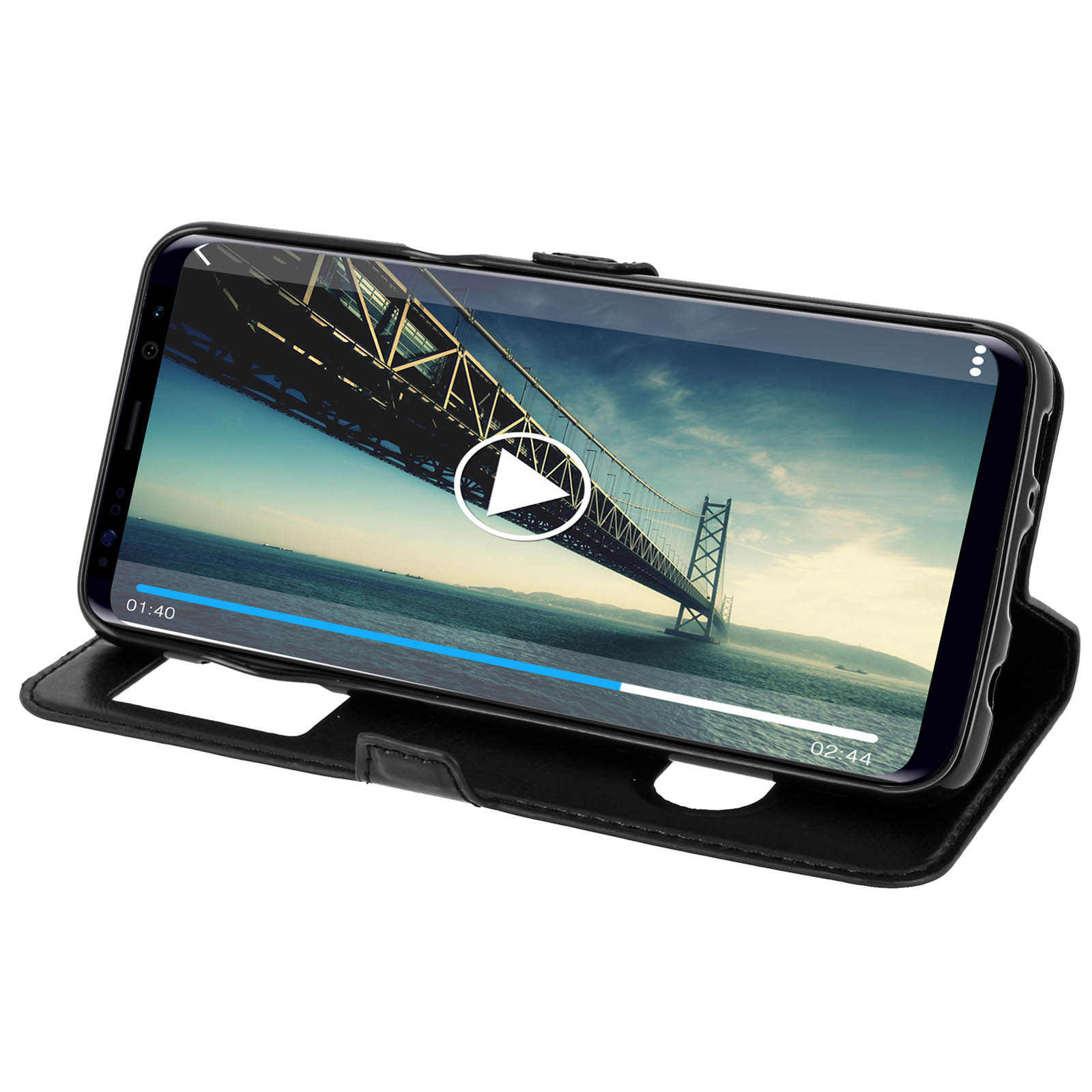 Teléfono negro en una funda, reproduciendo un video de un puente. La hora se muestra en la pantalla.